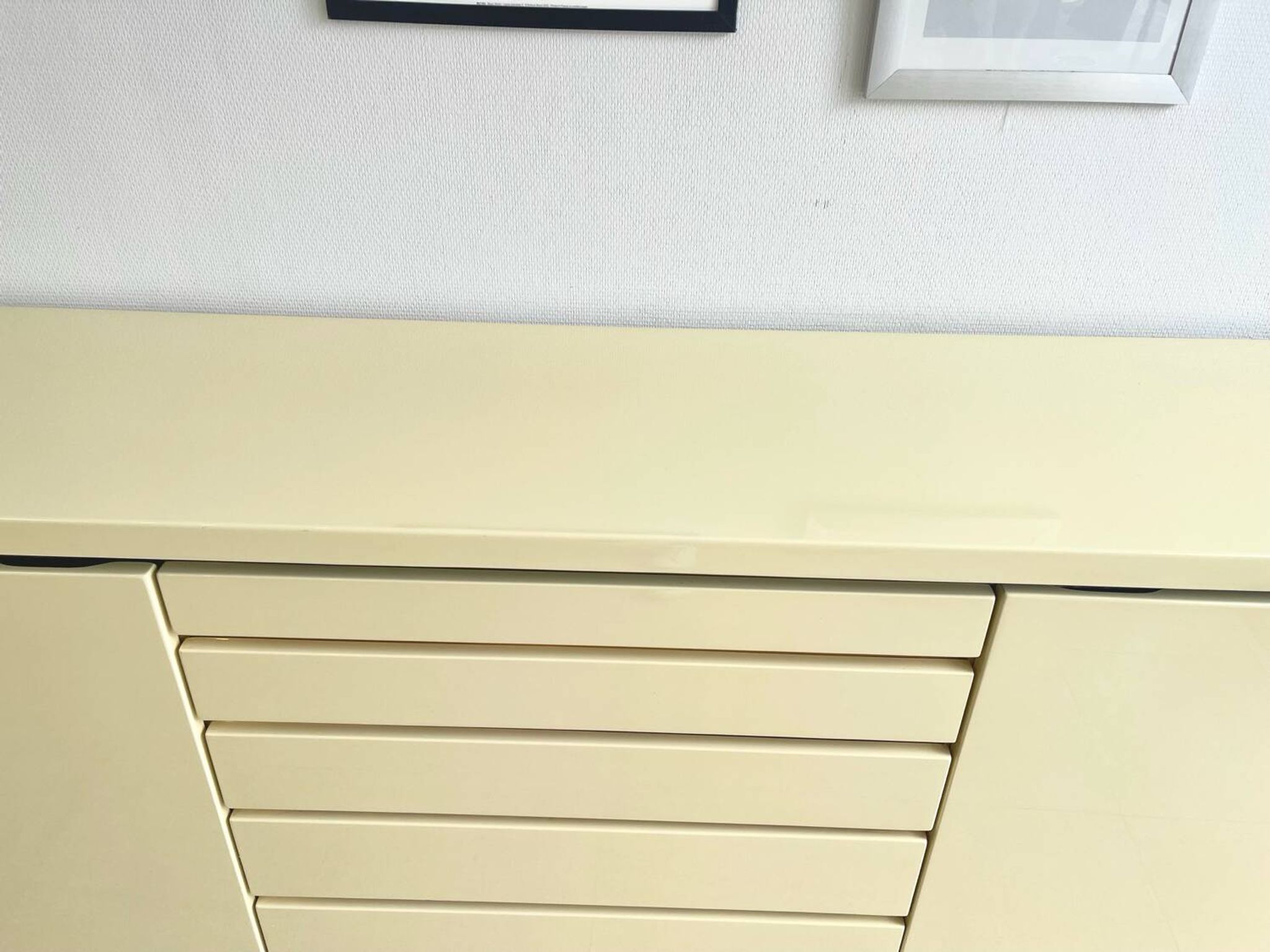 Buffet Jean-Claude Mahey in beige lacquer and brass – circa 1970