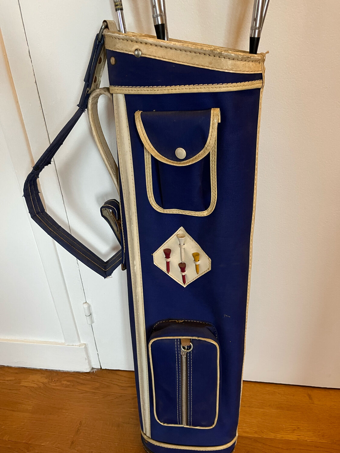 Golf bag filled with 5 vintage clubs