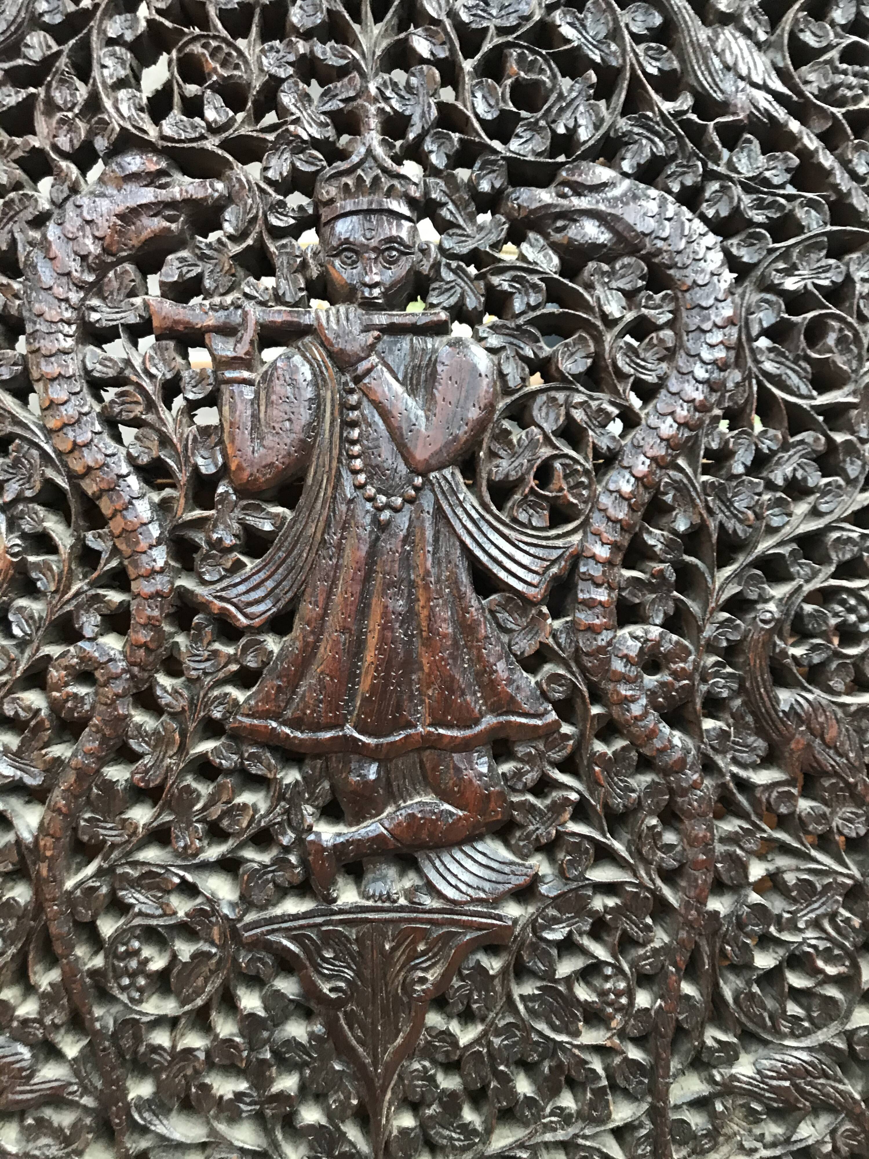 Chaise indienne en bois sculpté