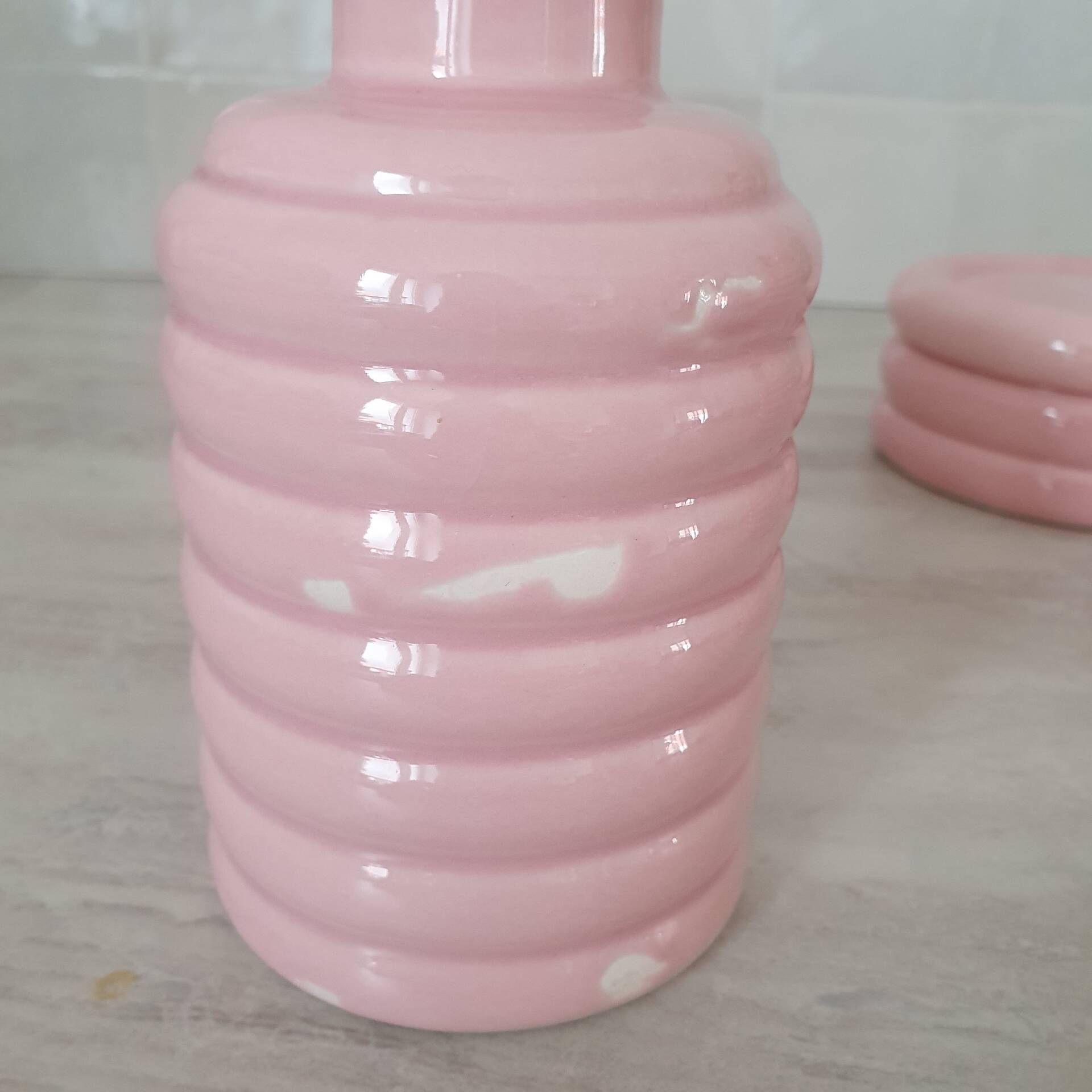 Set of pink and gold ceramic bathroom accessories