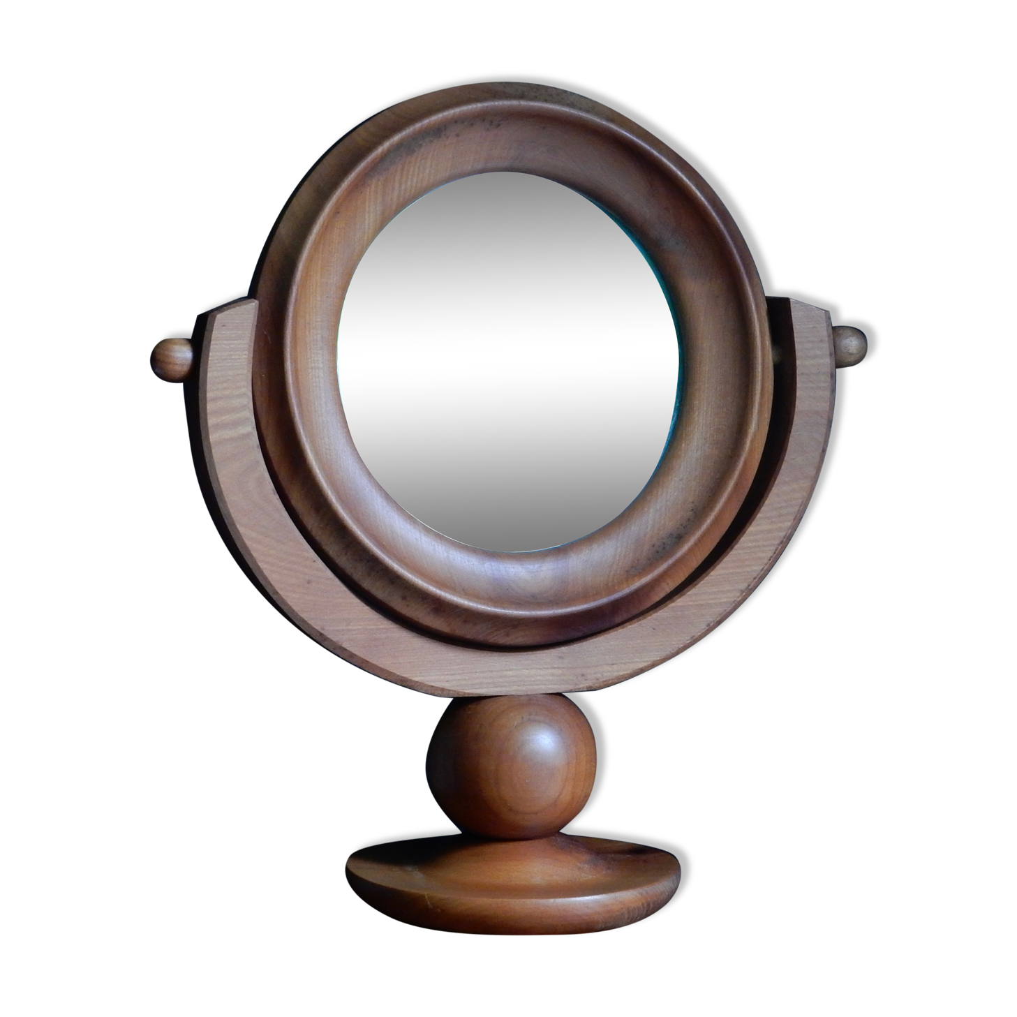 Round mirror psyche of wooden table