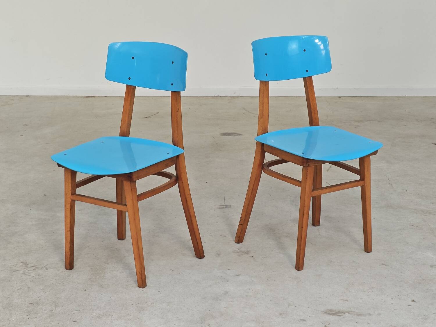 Pair of wooden and plastic chairs Ton Bystrice Thonet