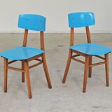 Pair of wooden and plastic chairs Ton Bystrice Thonet
