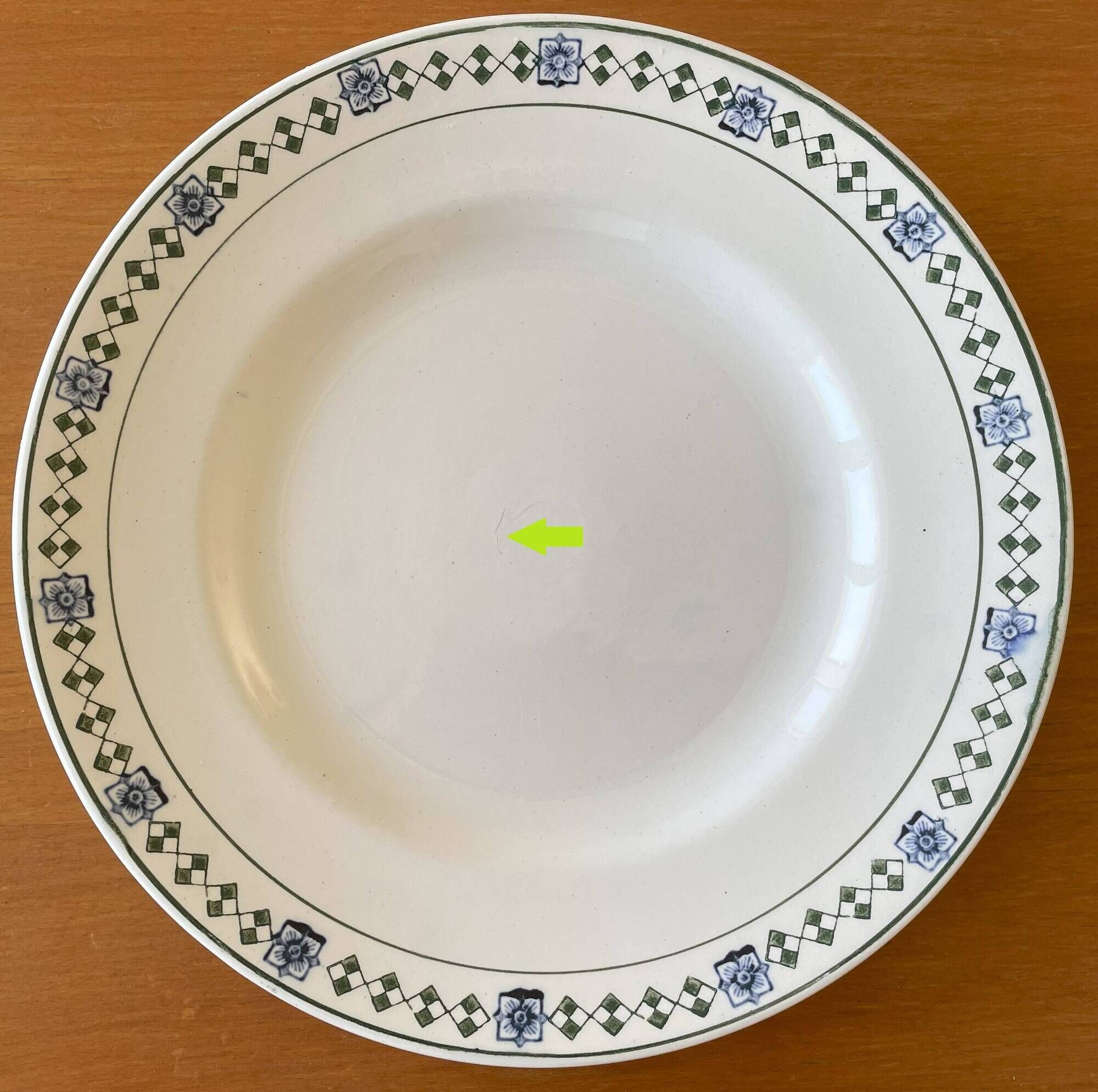 6 assiettes plates anciennes en faïence de Saint-Amand (Nord)