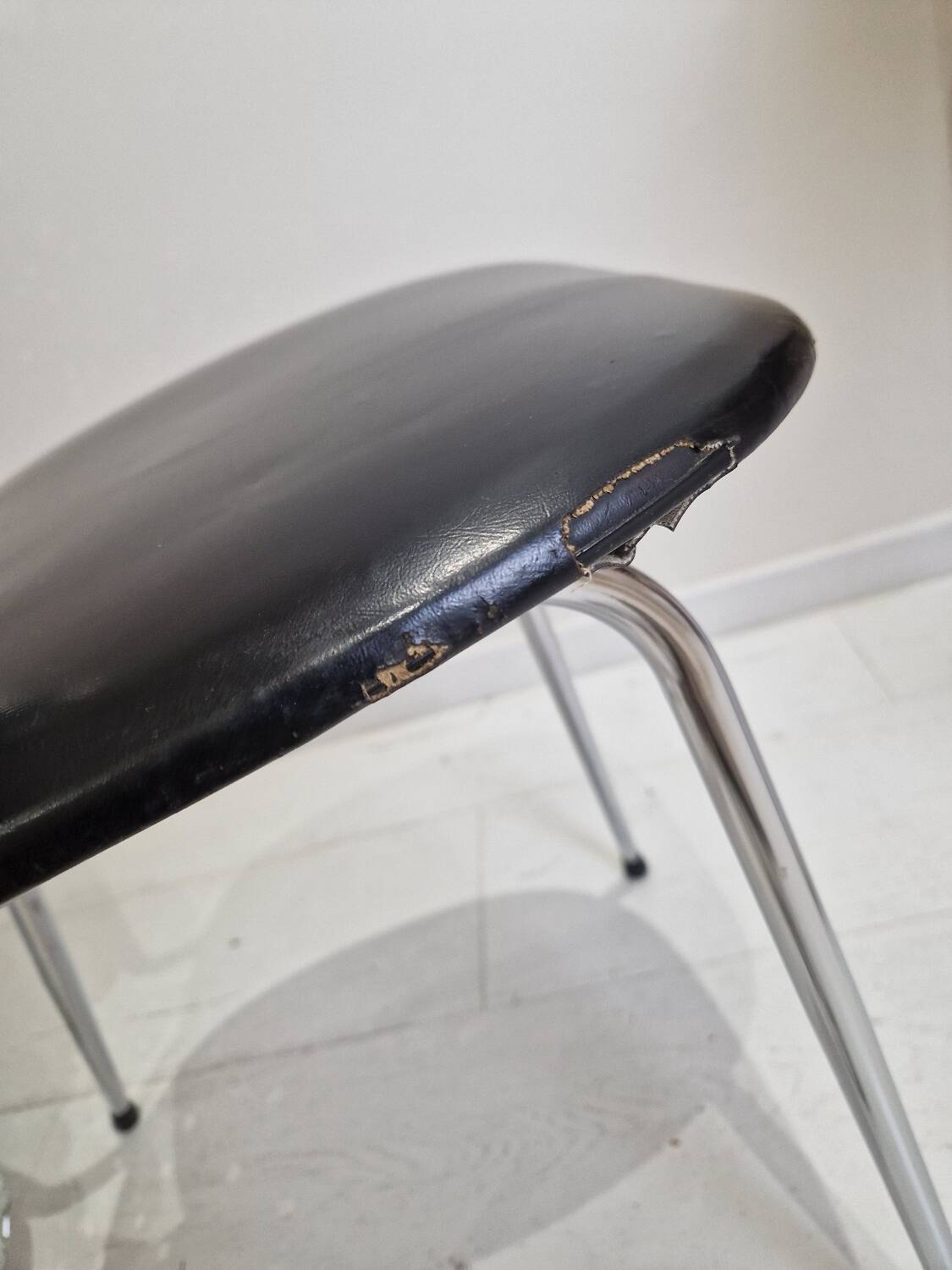 Vintage skai petal chair