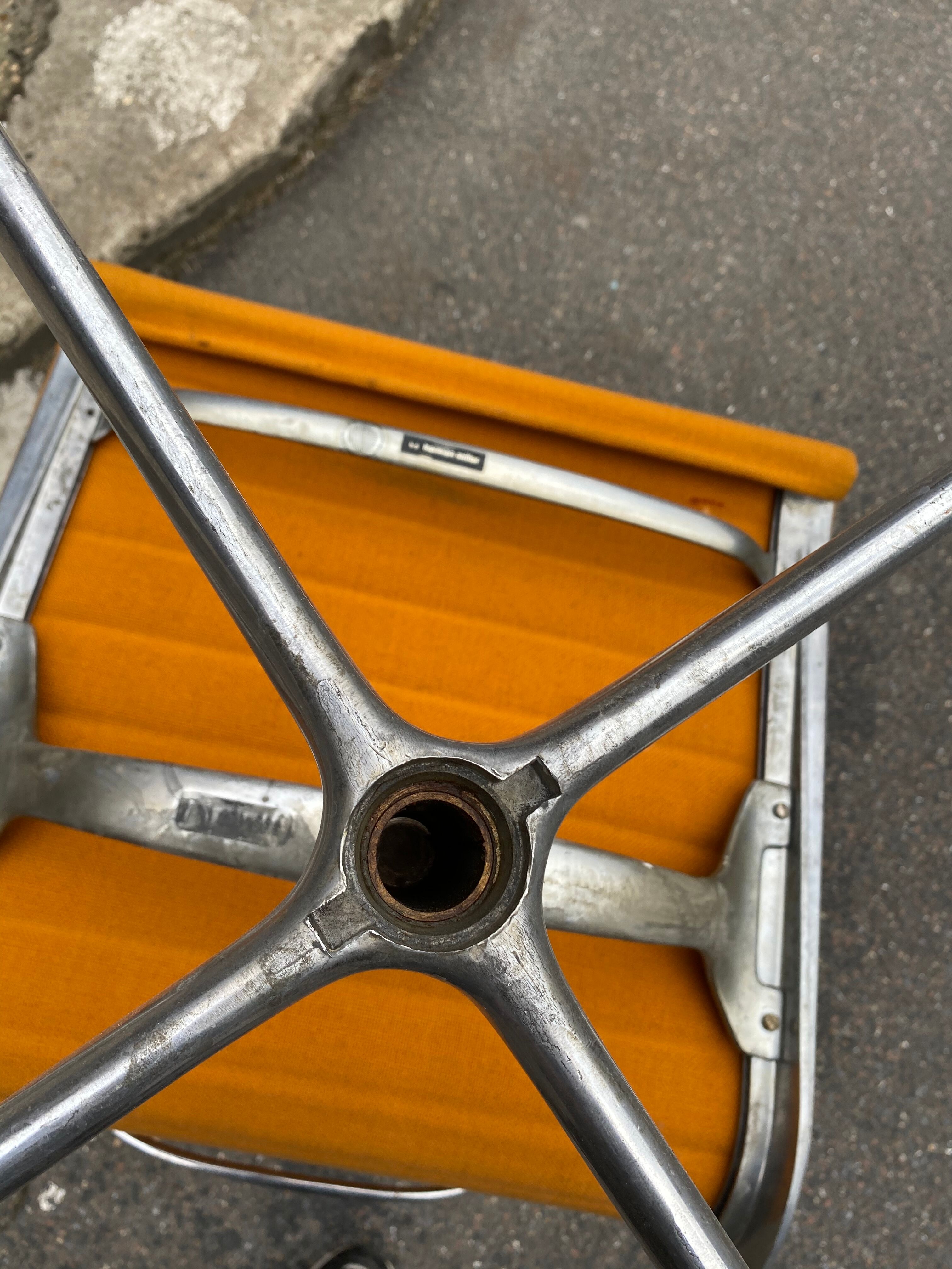 Eames design armchair, Hermann Miller edition, Aluminium Group series