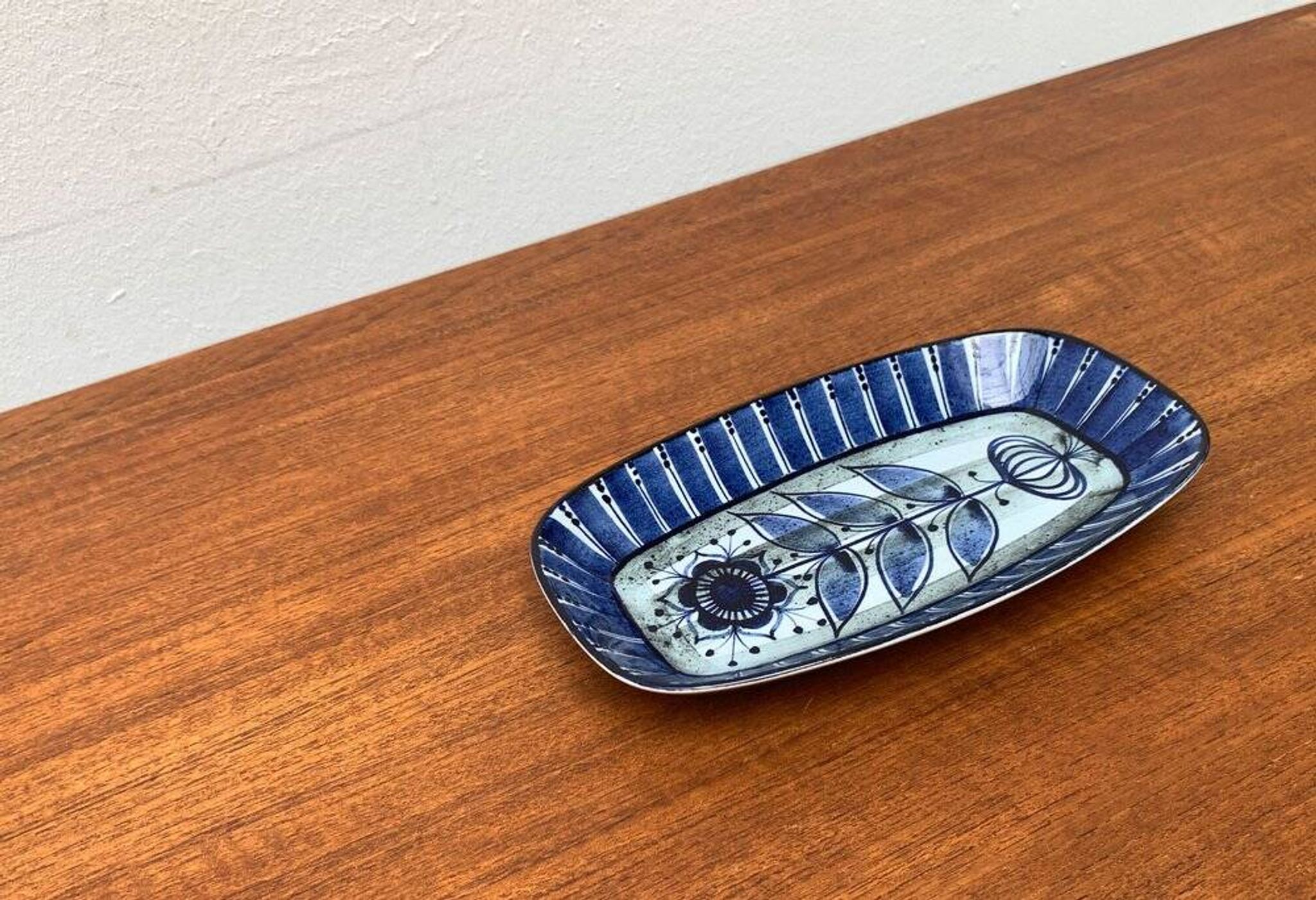 Danish porcelain bowl from the mid-century by Aluminia Royal Copenhagen, 1960s.