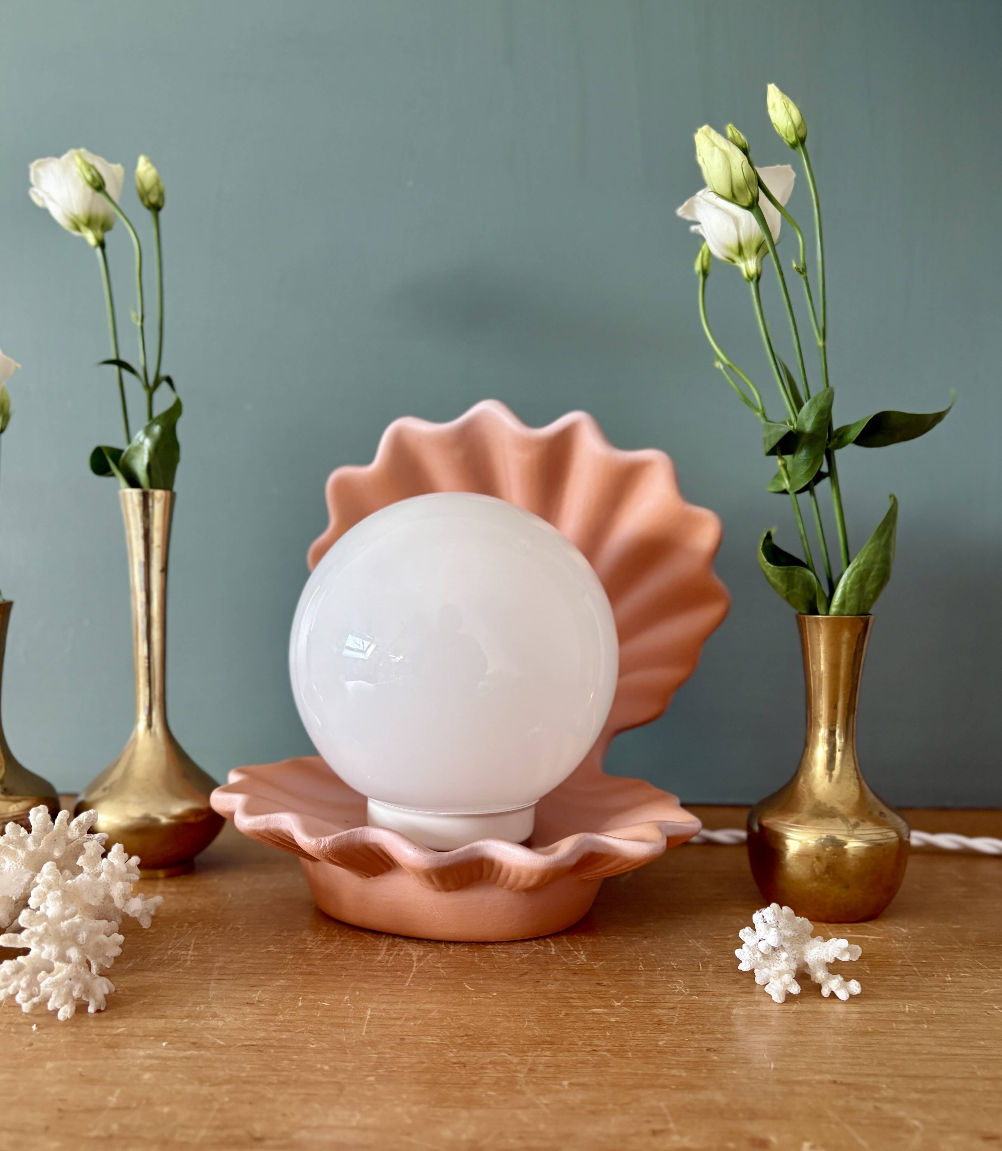 Lampe vintage en forme de coquillage en céramique et opaline.