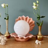 Lampe vintage en forme de coquillage en céramique et opaline.