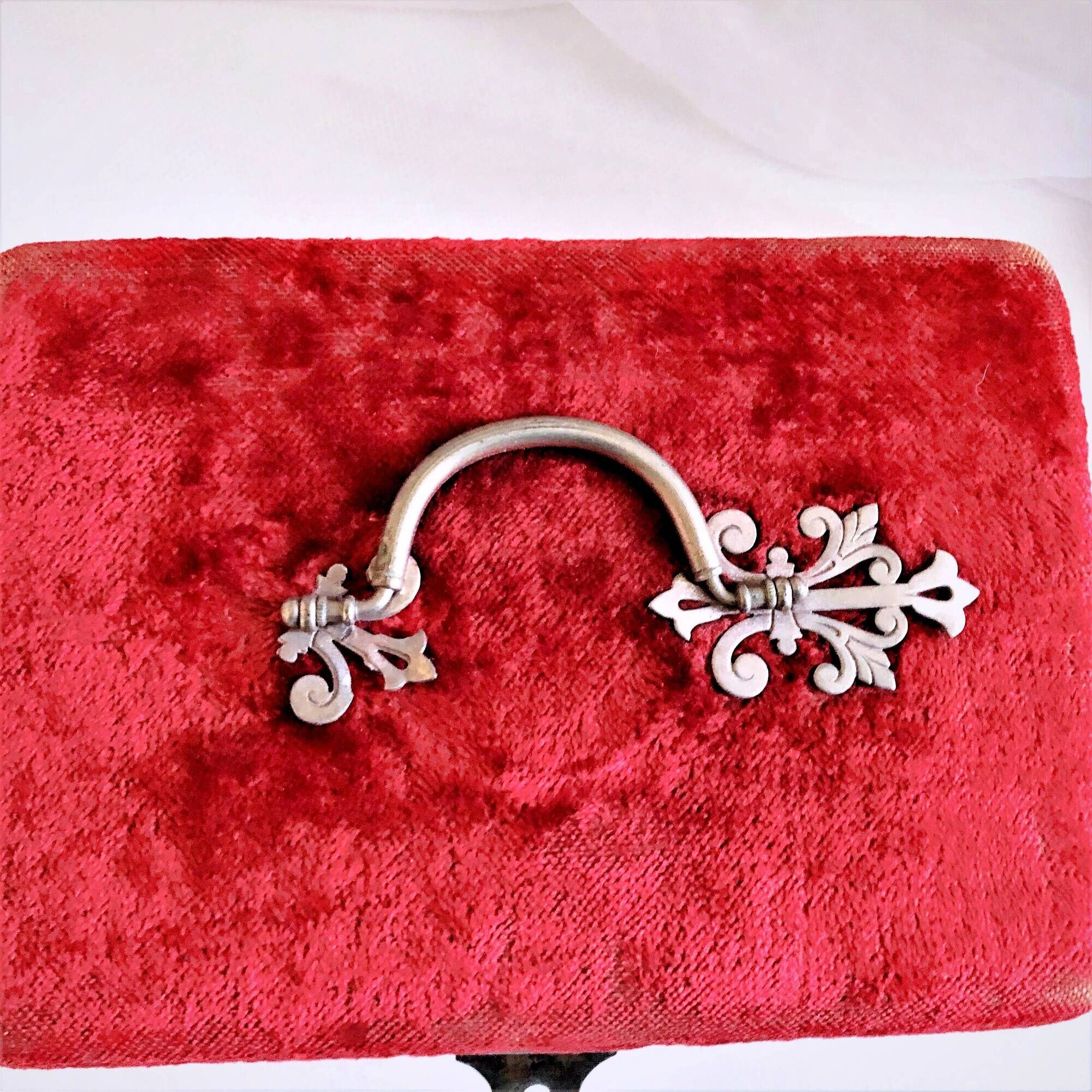 Sewing box padded with red silk, Napoleon III style