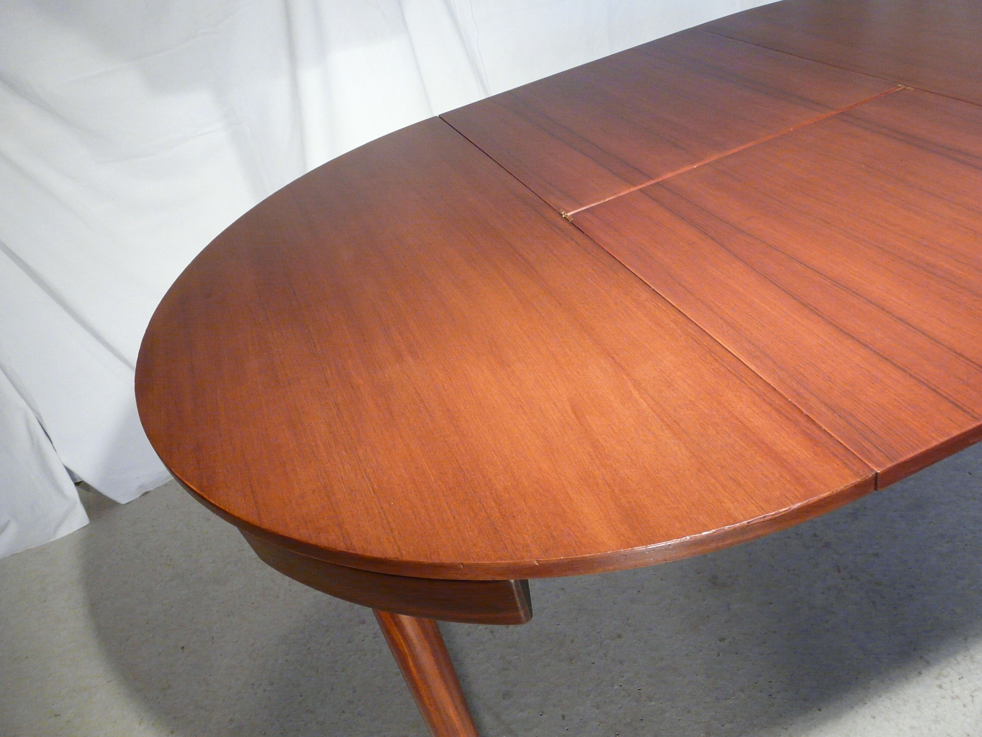Scandinavian extendable round table Hans Olsen