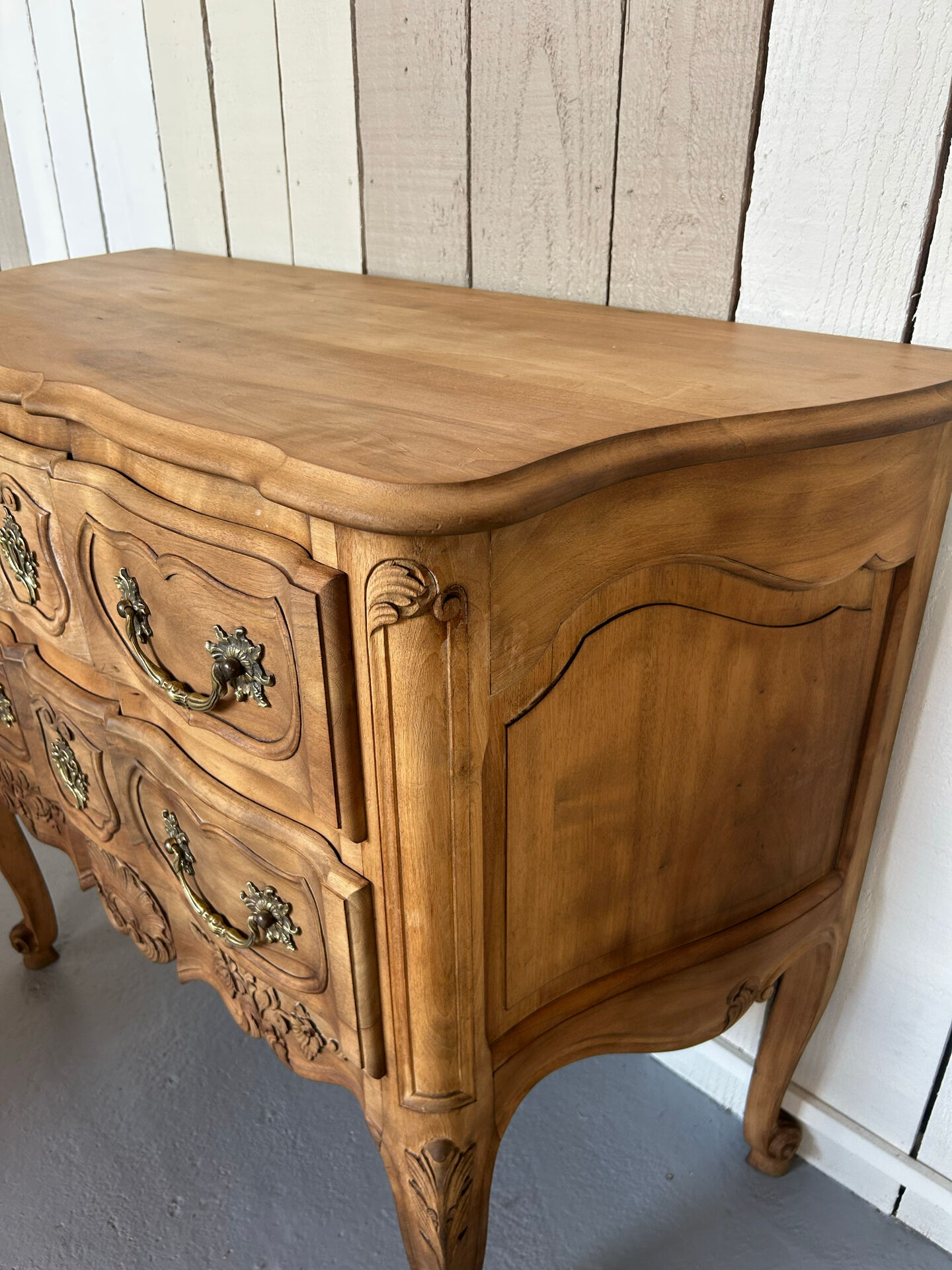 Commode sauteuse de style Louis XV en merisier massif