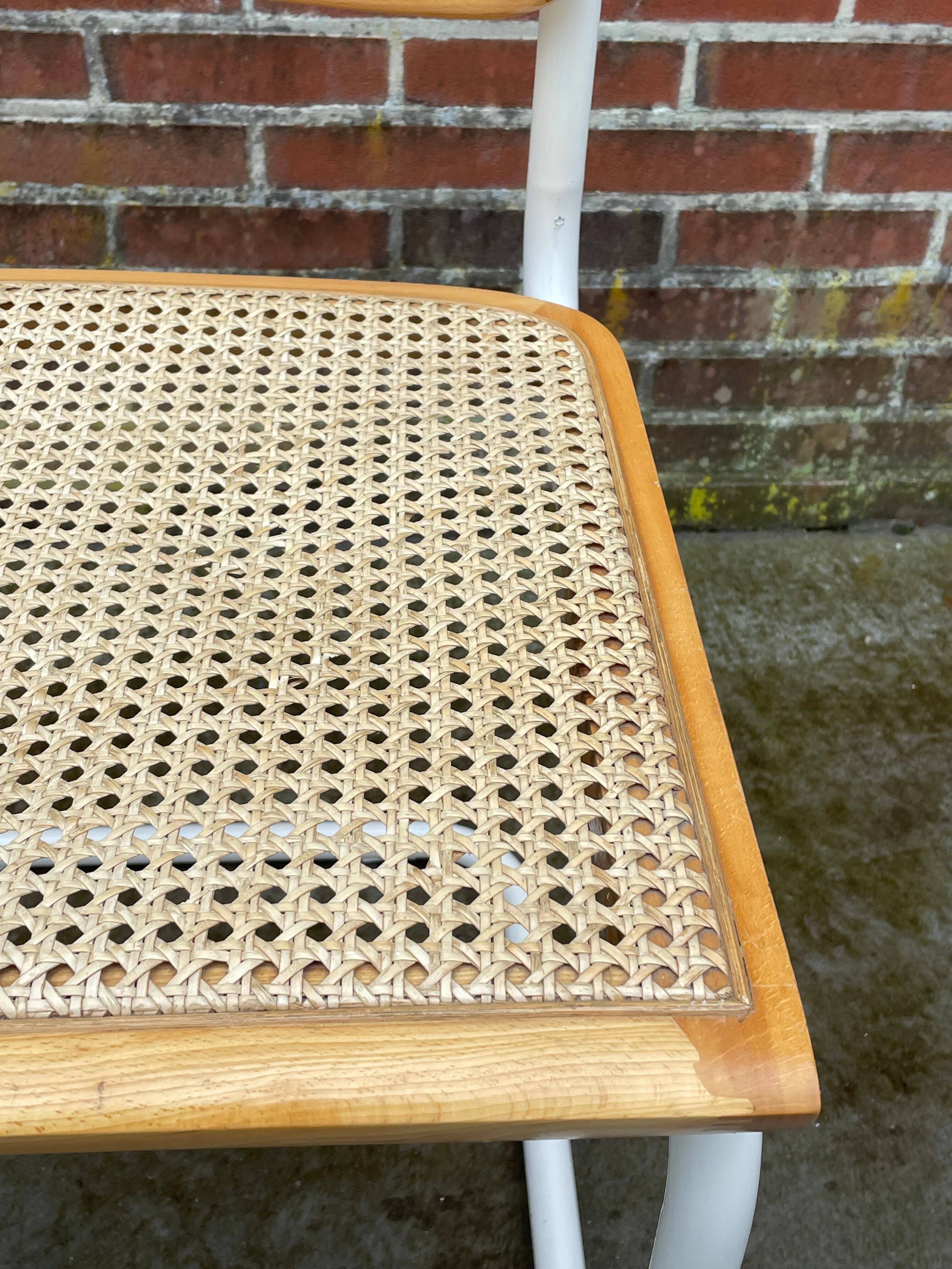 Chaise Cesca modèle b32 en blanc et bois par Marcel Breuer