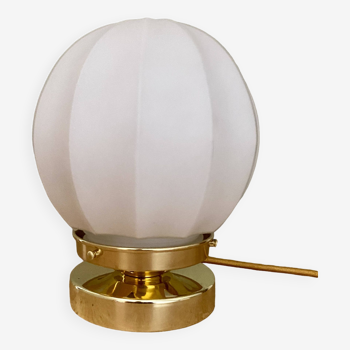 Lampe à poser globe vintage en oplaine blanche mate.