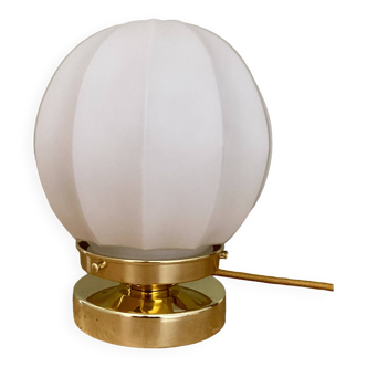 Lampe à poser globe vintage en oplaine blanche mate.