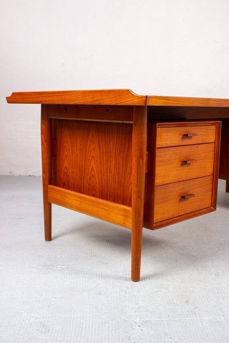 Danish mid-century desk model 207 in teak by Arne Vodder for Sibast, 1960s.