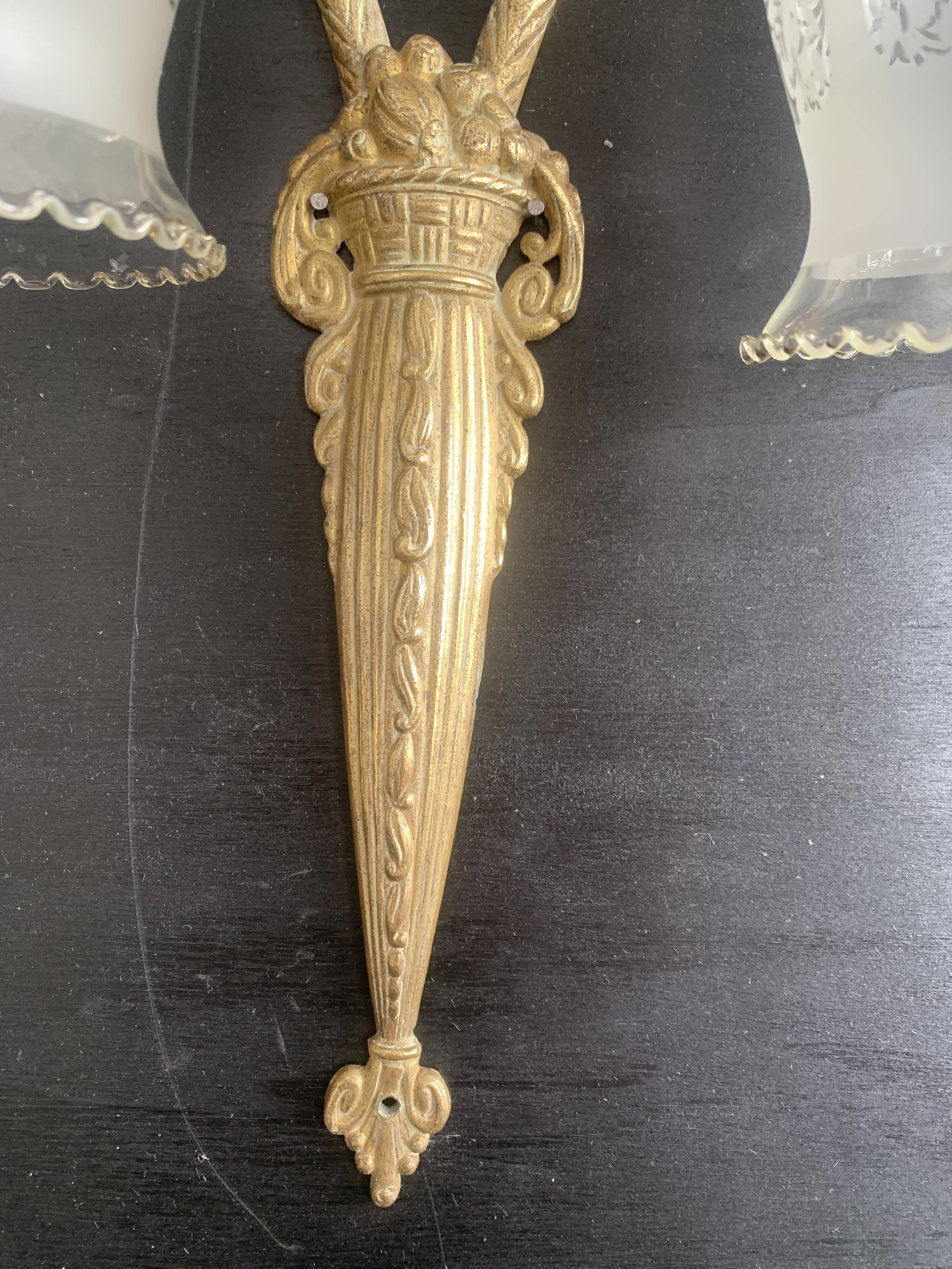 Art Deco double wall light in brass and glass tulips 1930