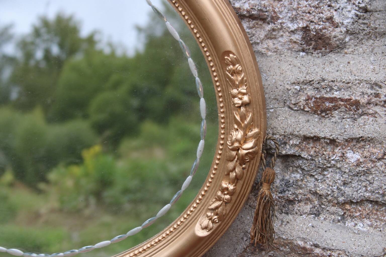 Miroir ovale vintage doré à décor floral et verre biseauté – 58 × 48 cm