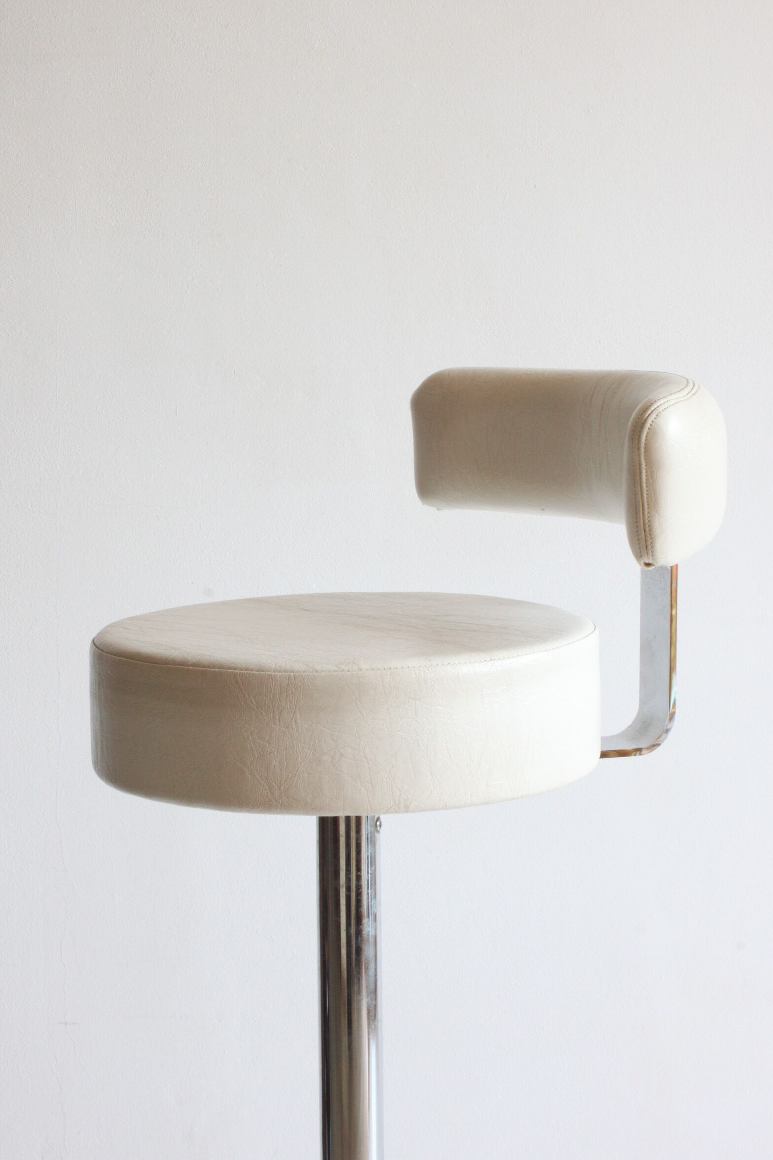 Chrome bar stool in white skai, 1960s.