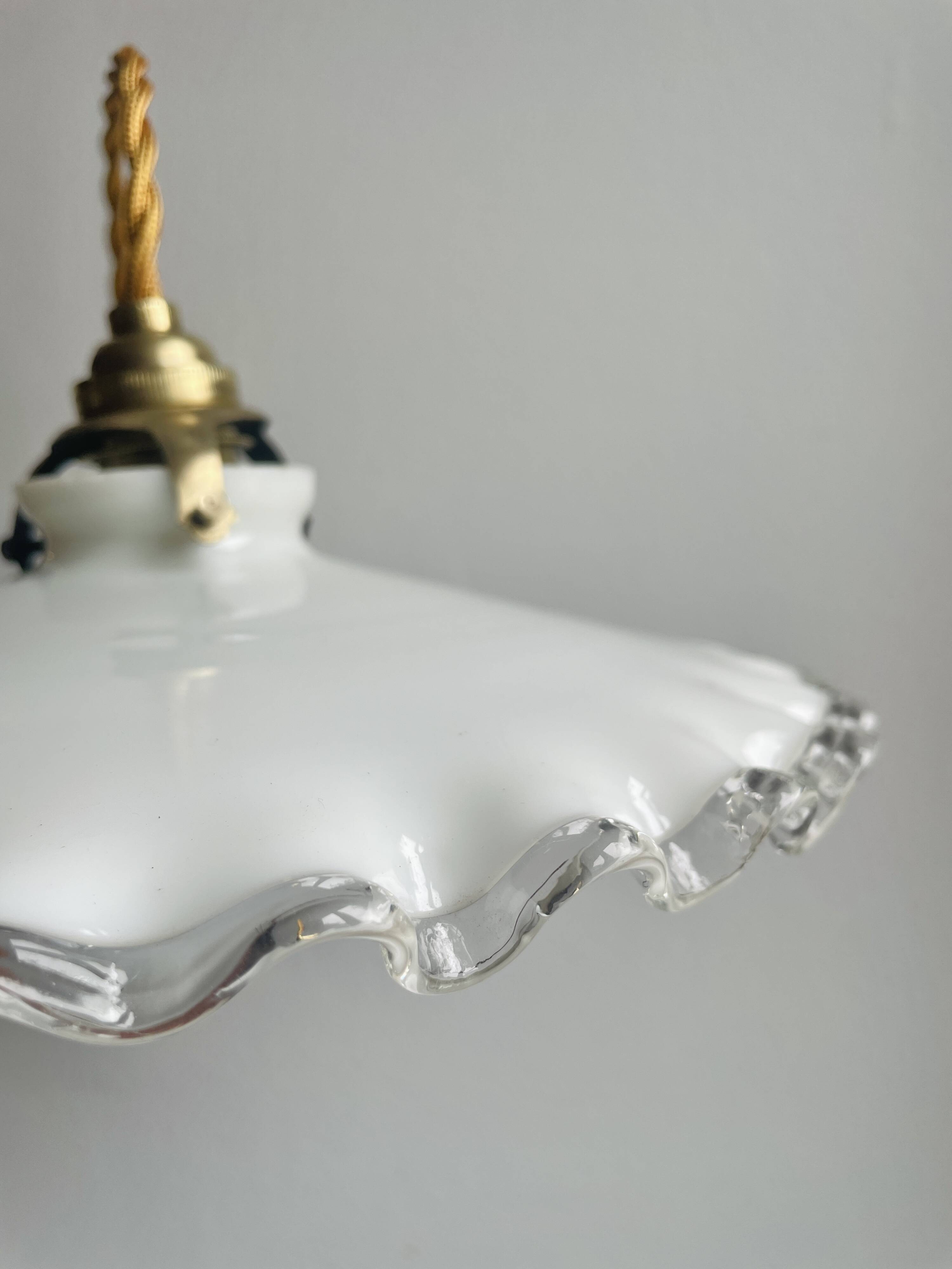 Suspension en opaline blanche avec fil doré