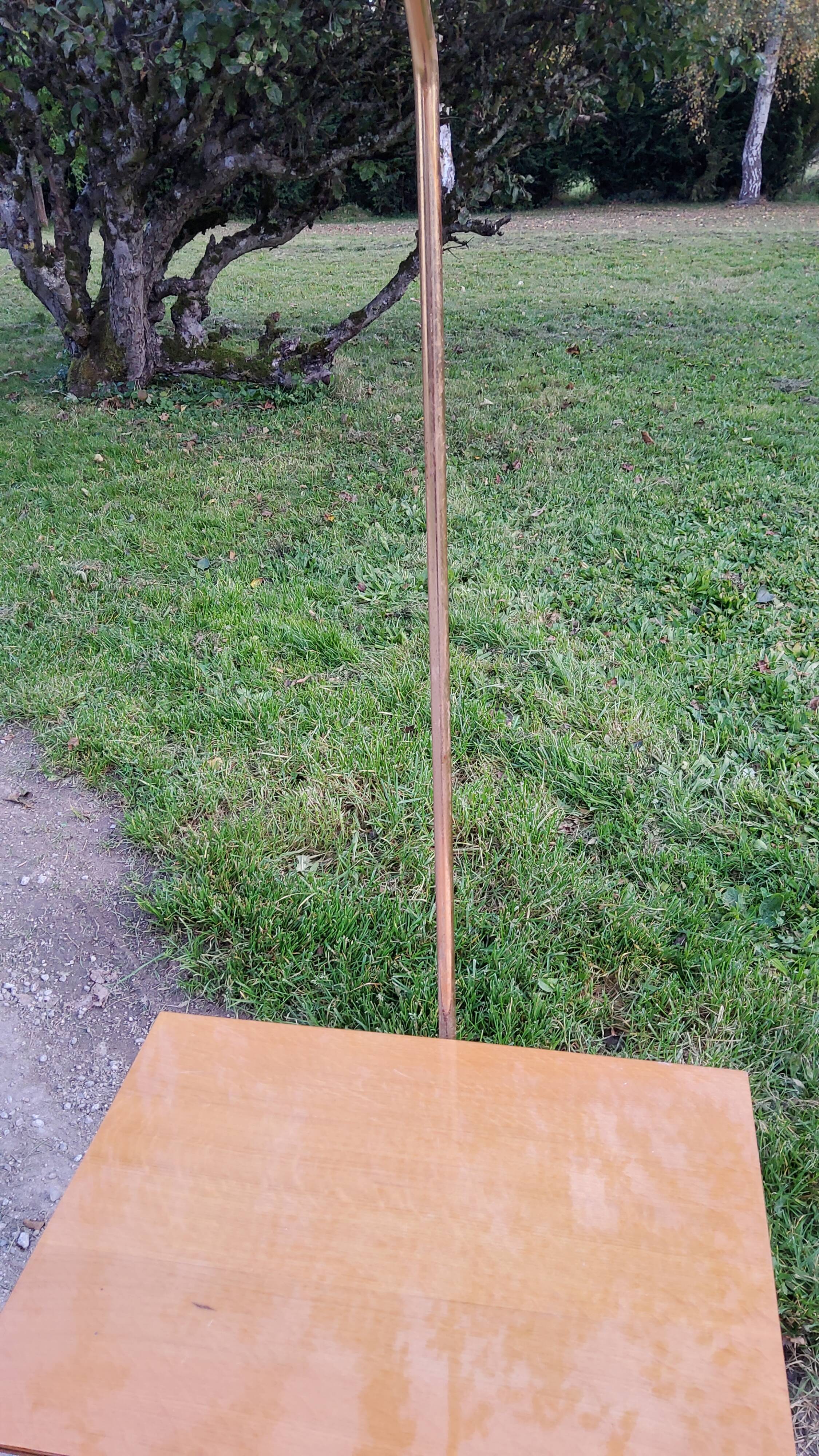 Floor lamp of the 50s in gold metal and tablet