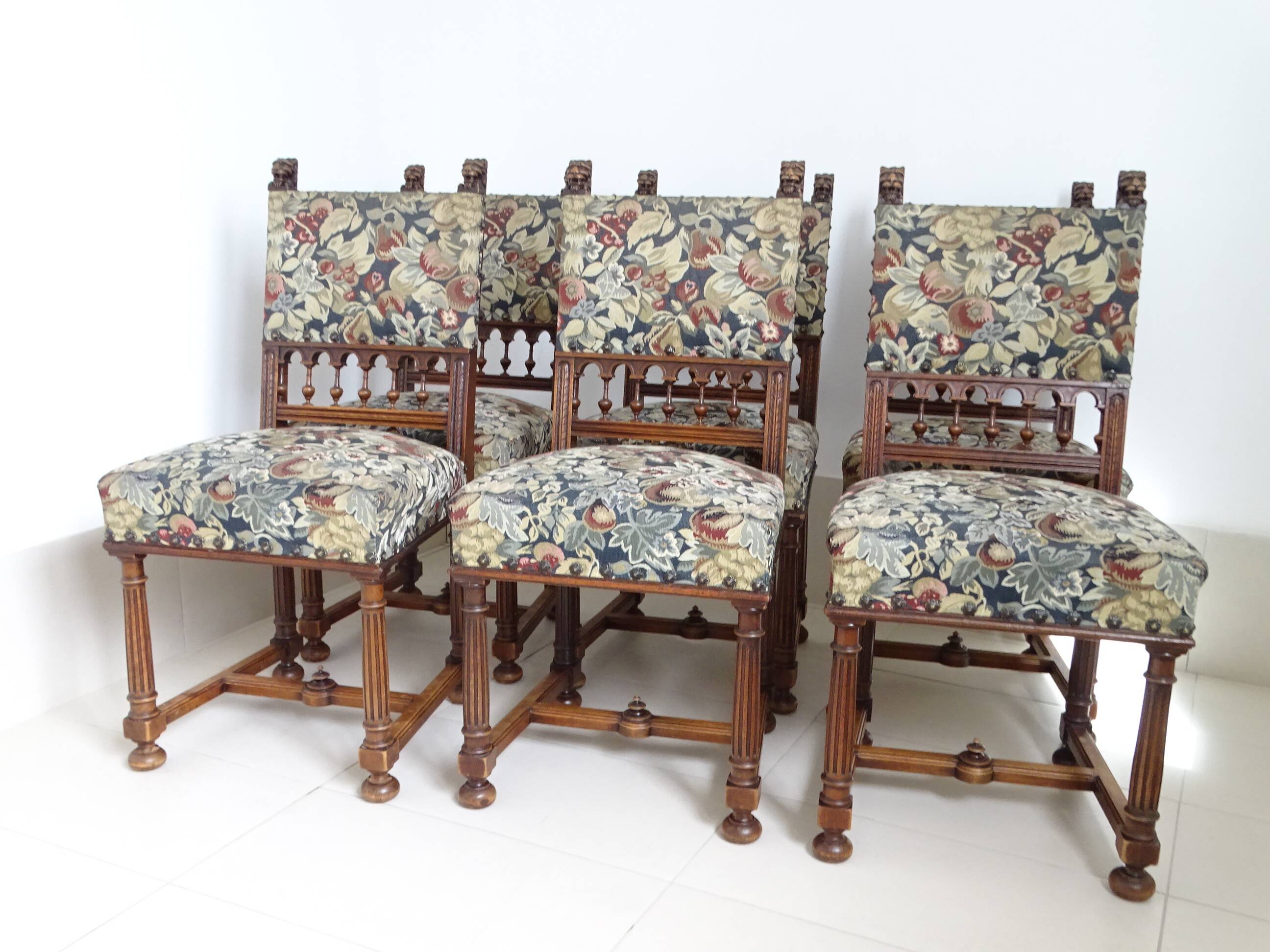 Series of 6 Renaissance style chairs in walnut wood
