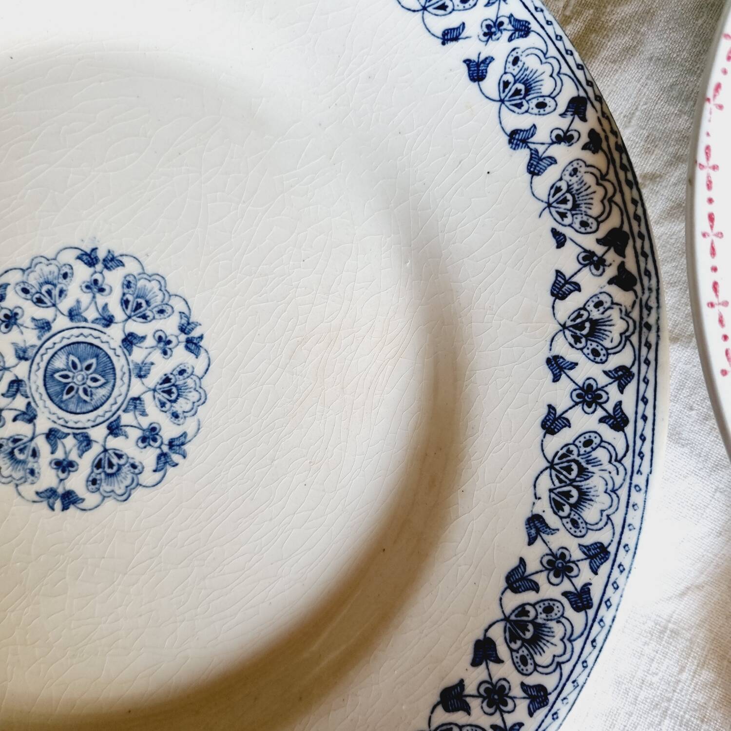 Lot de 6 assiettes plates terre de fer dépareillées