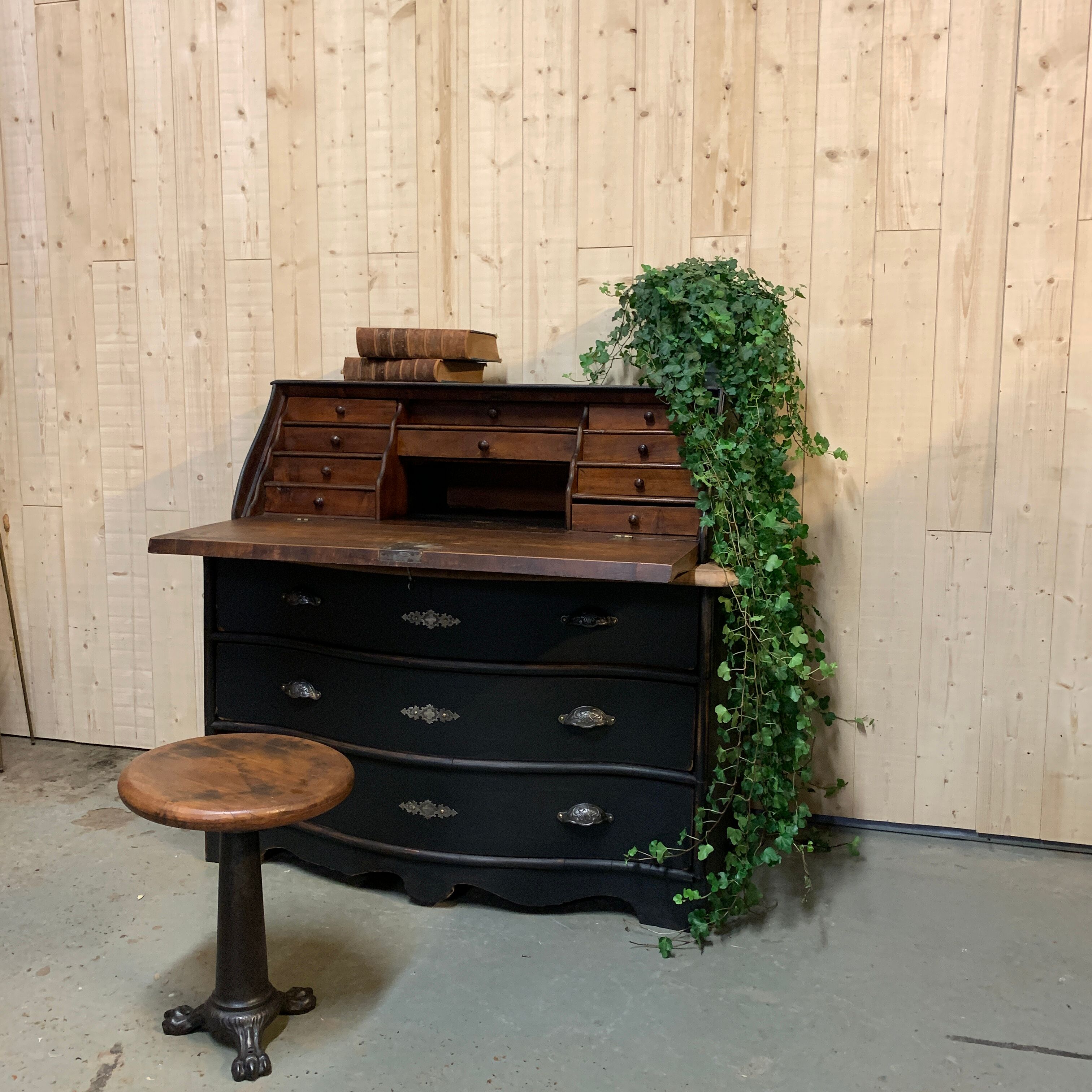 Former chest scriban curve 19th