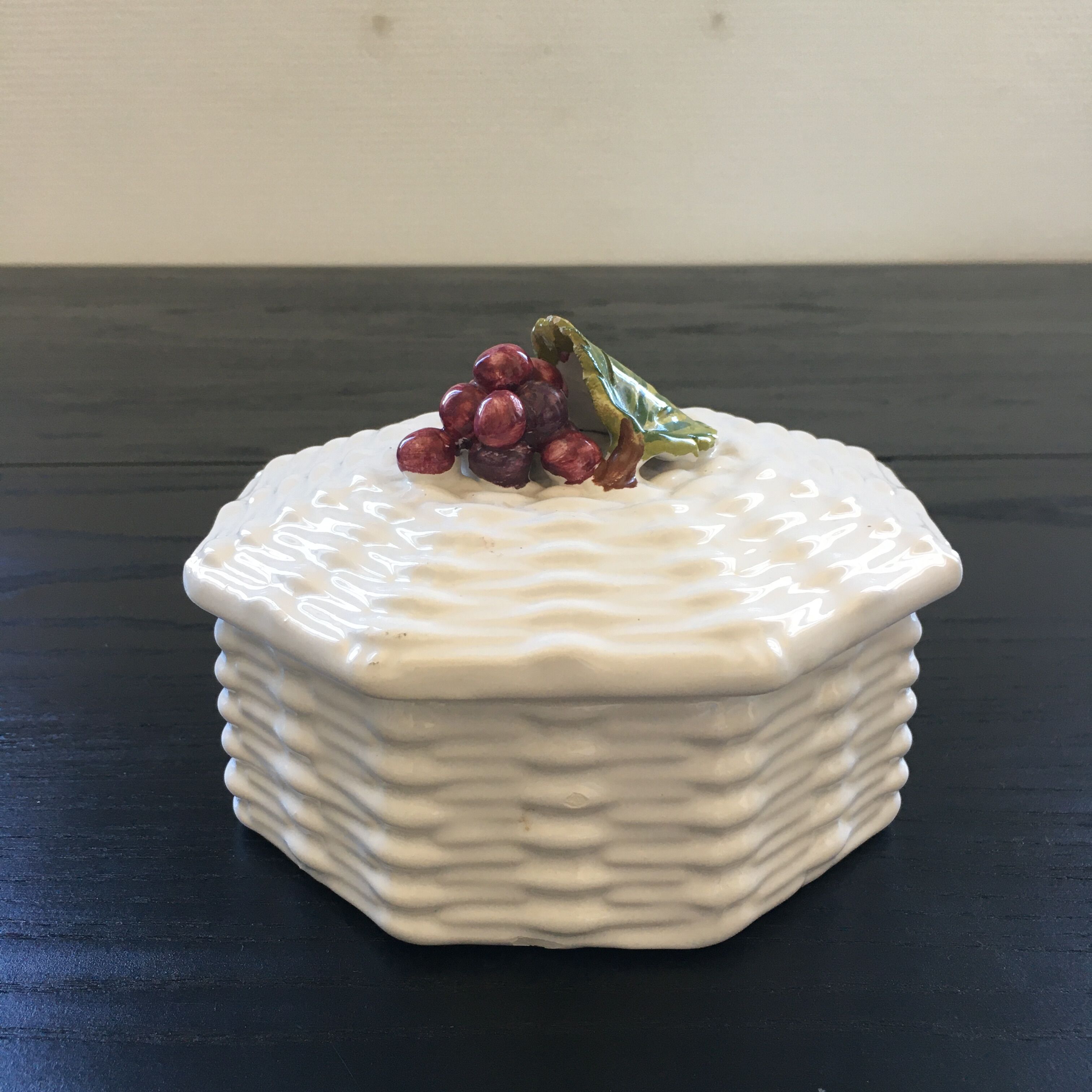 Slip box with red berry decoration