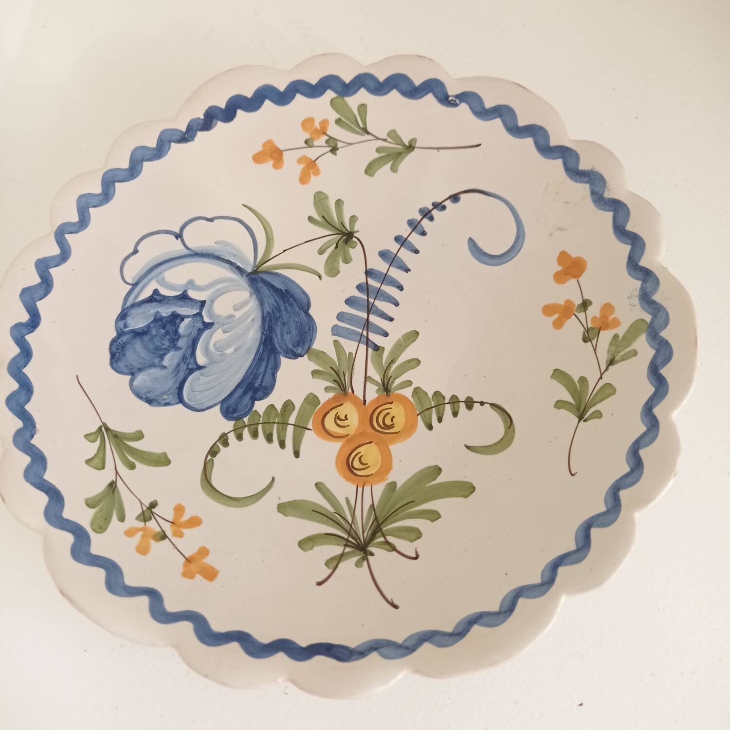 Scalloped decorative plate