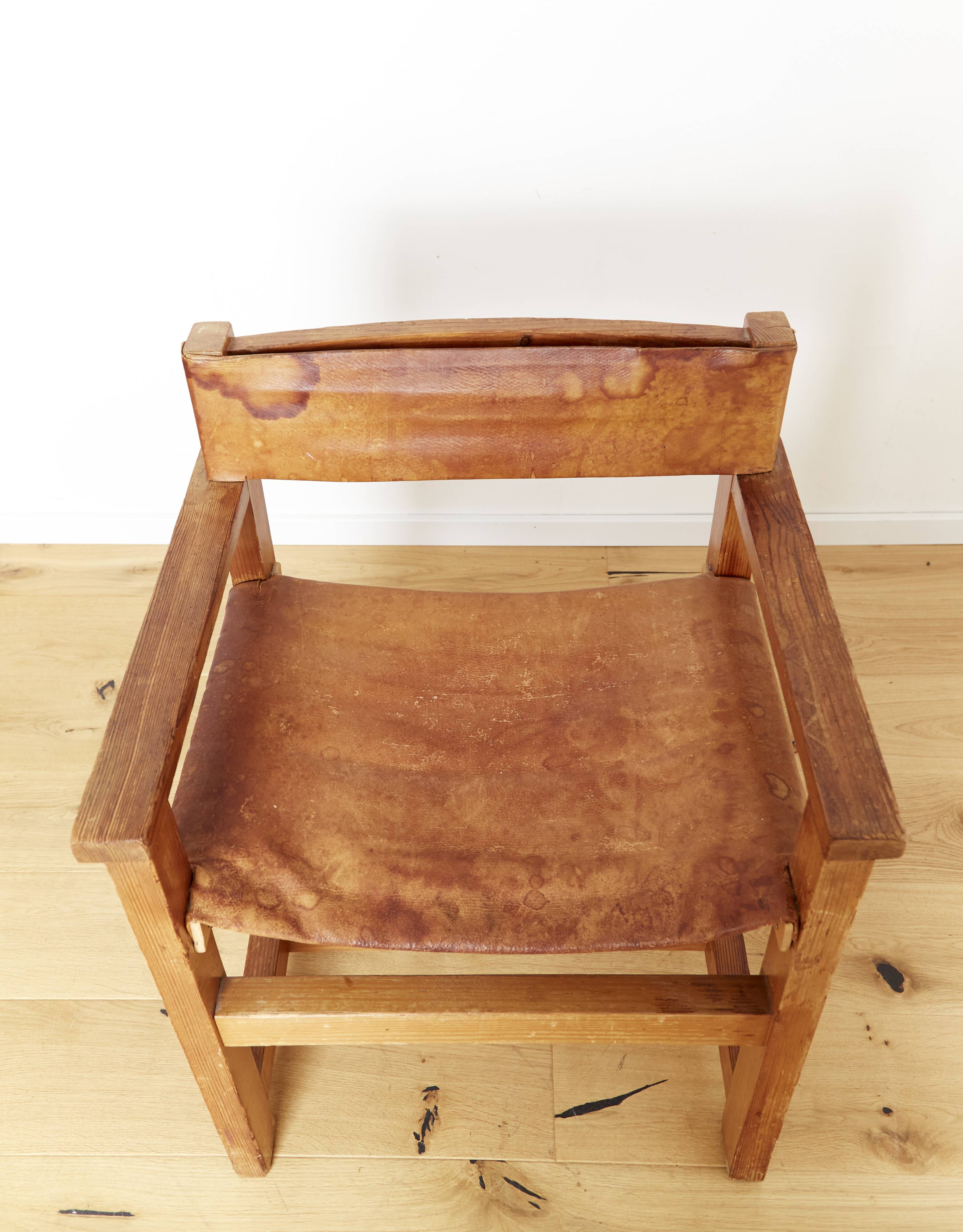 Chaise avec accoudoirs en pin massif et cuir de selle de Biosca