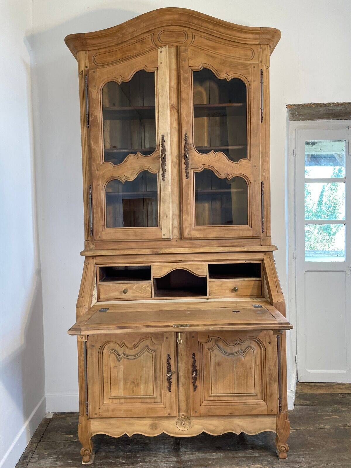 Provençal display cabinet in solid cherry wood, Louis XV style.