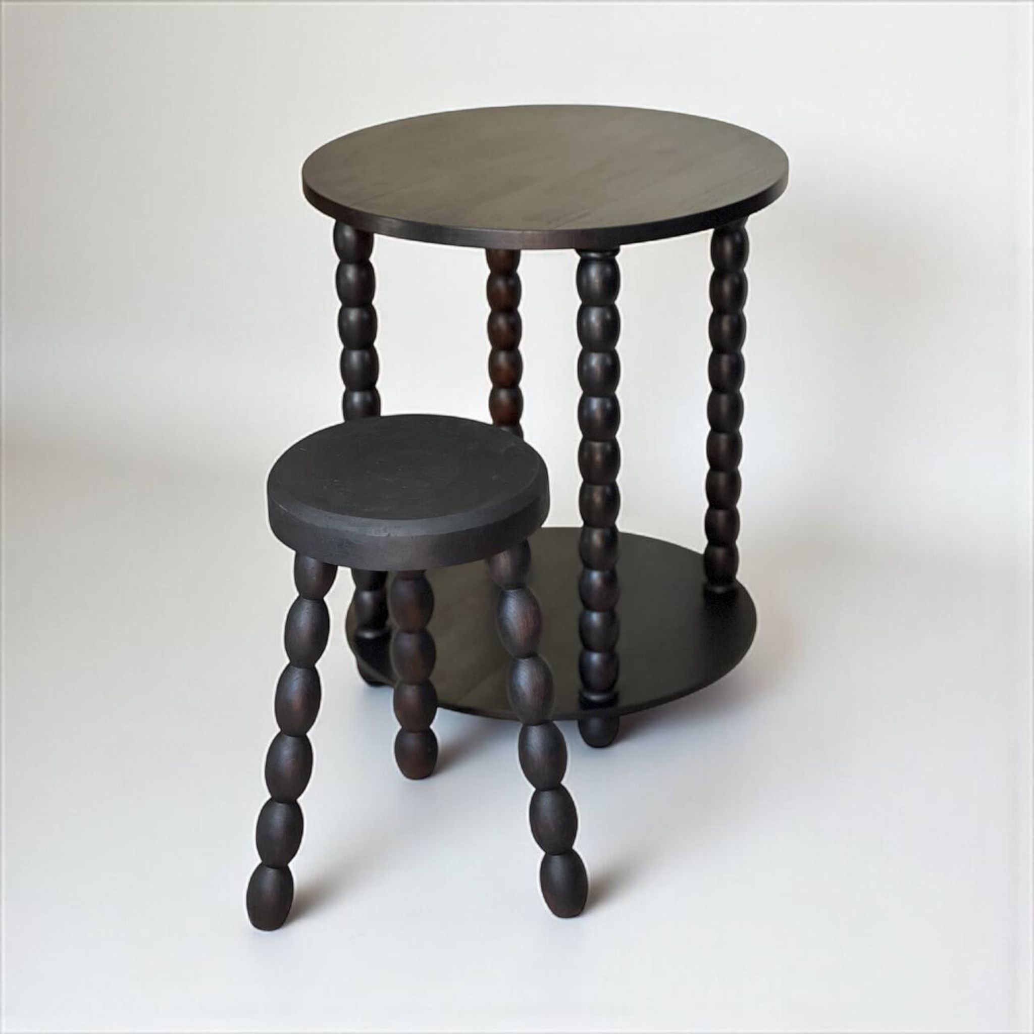 Ensemble table d'appoint et 2 tabourets, bois teinté noir Circa 1950
