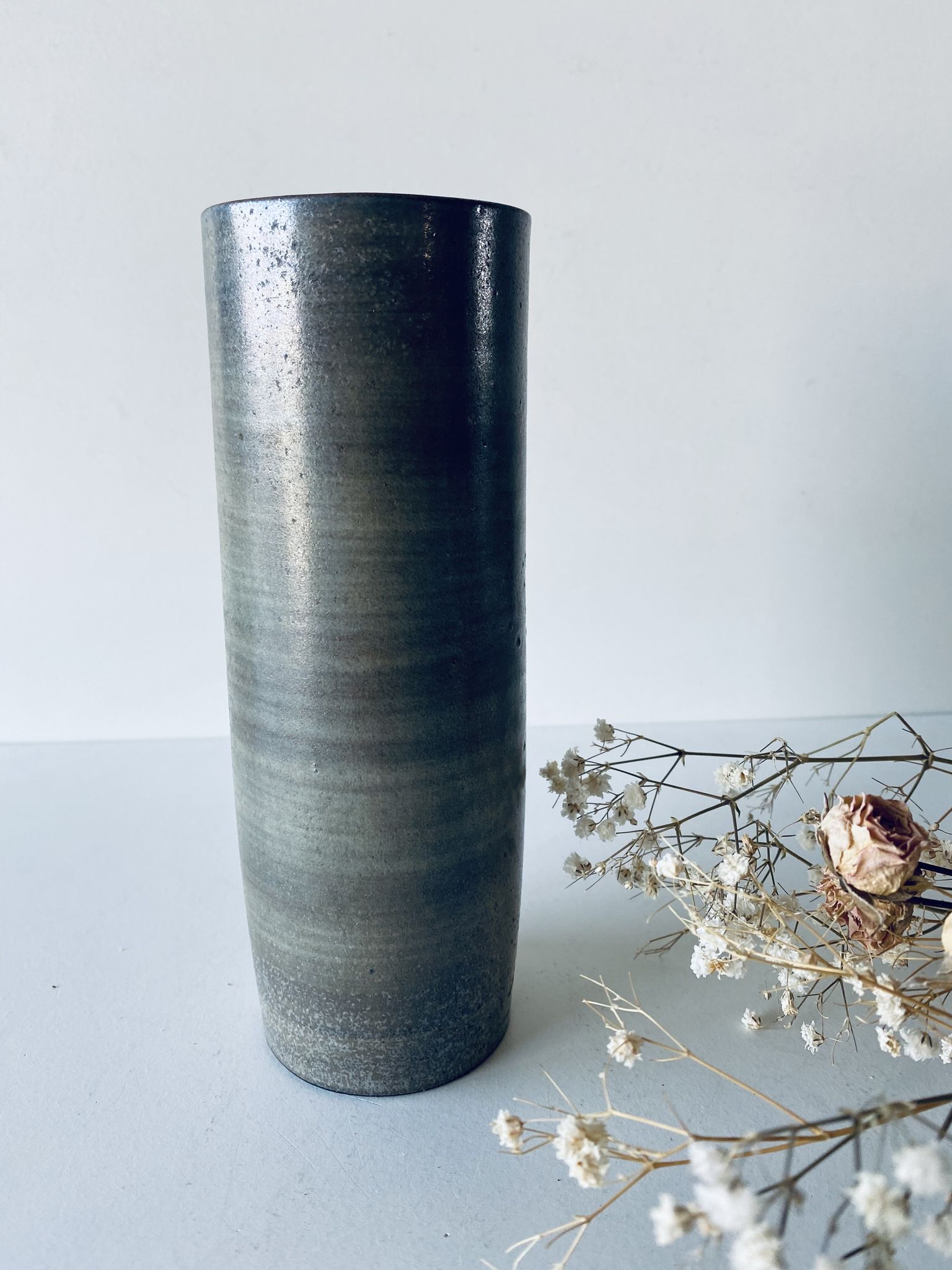 Vase tubulaire en céramique signé