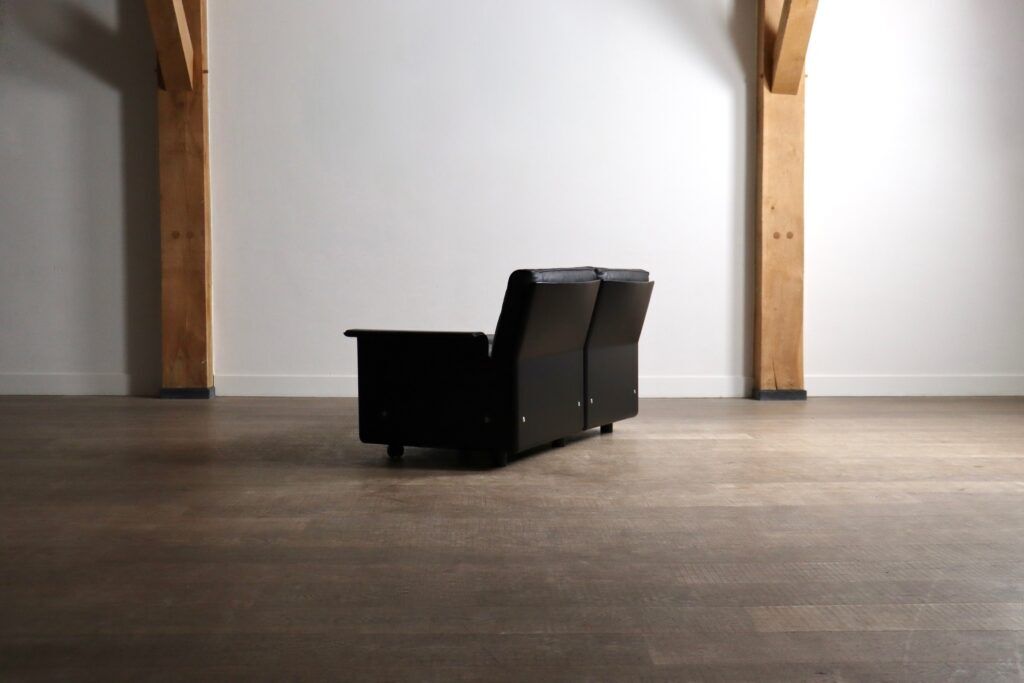 Dieter Rams Model 620 two seater sofa in black leather for Vitsoe, 1980s