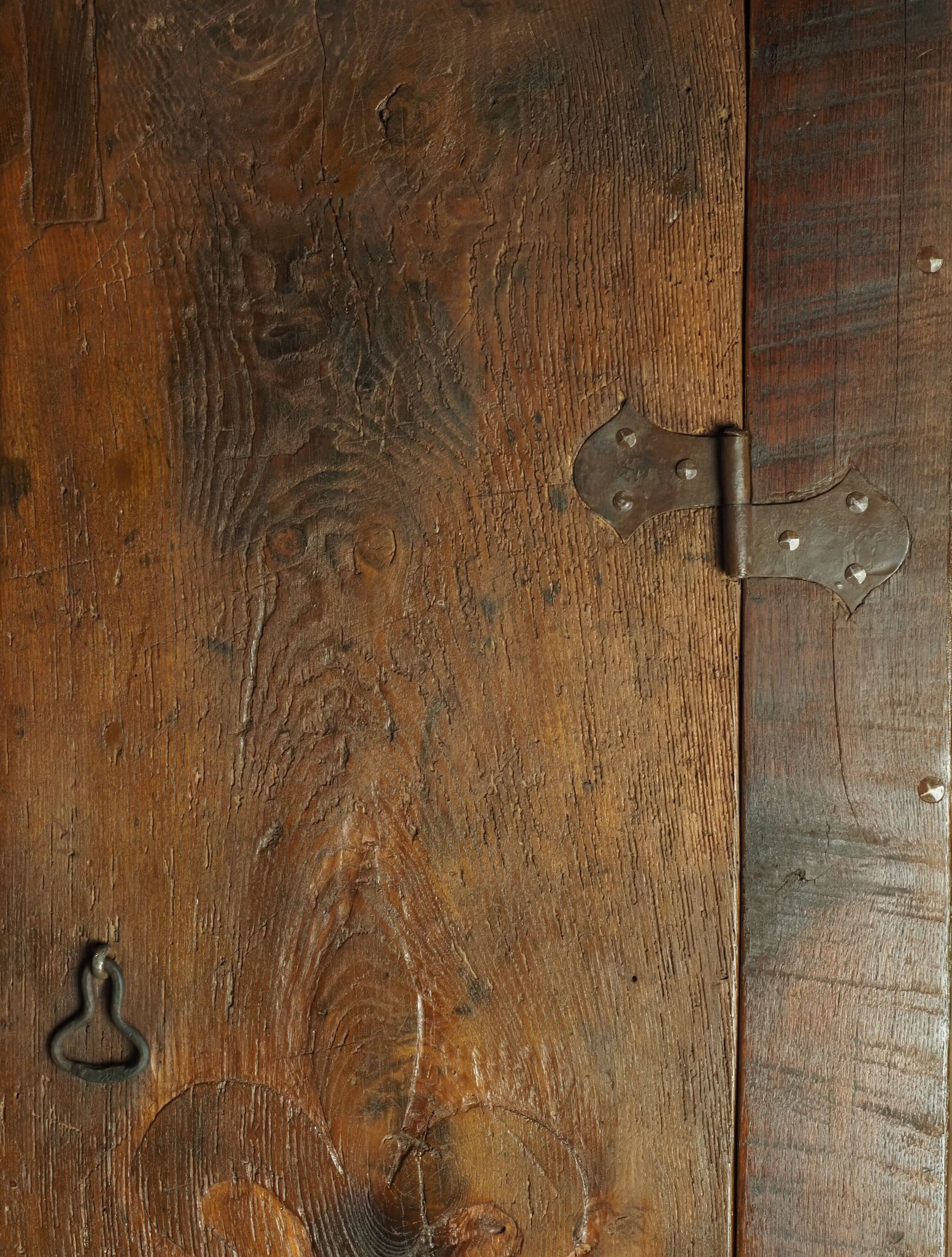 Armoire française du XVIIIe siècle 'fleur-de-lis'