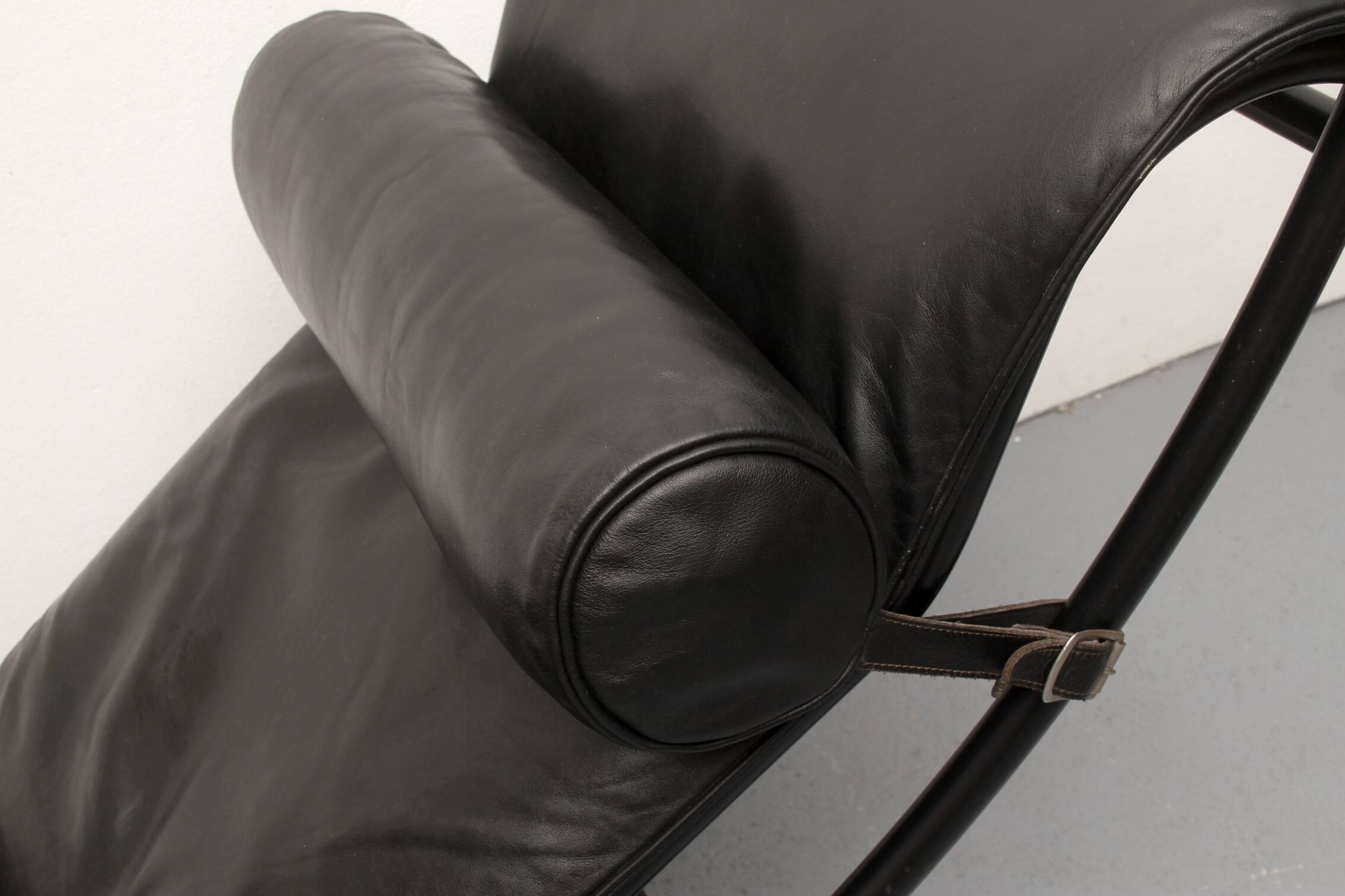 Chaise longue LC 4 Cassina Le Corbusier cuir noir