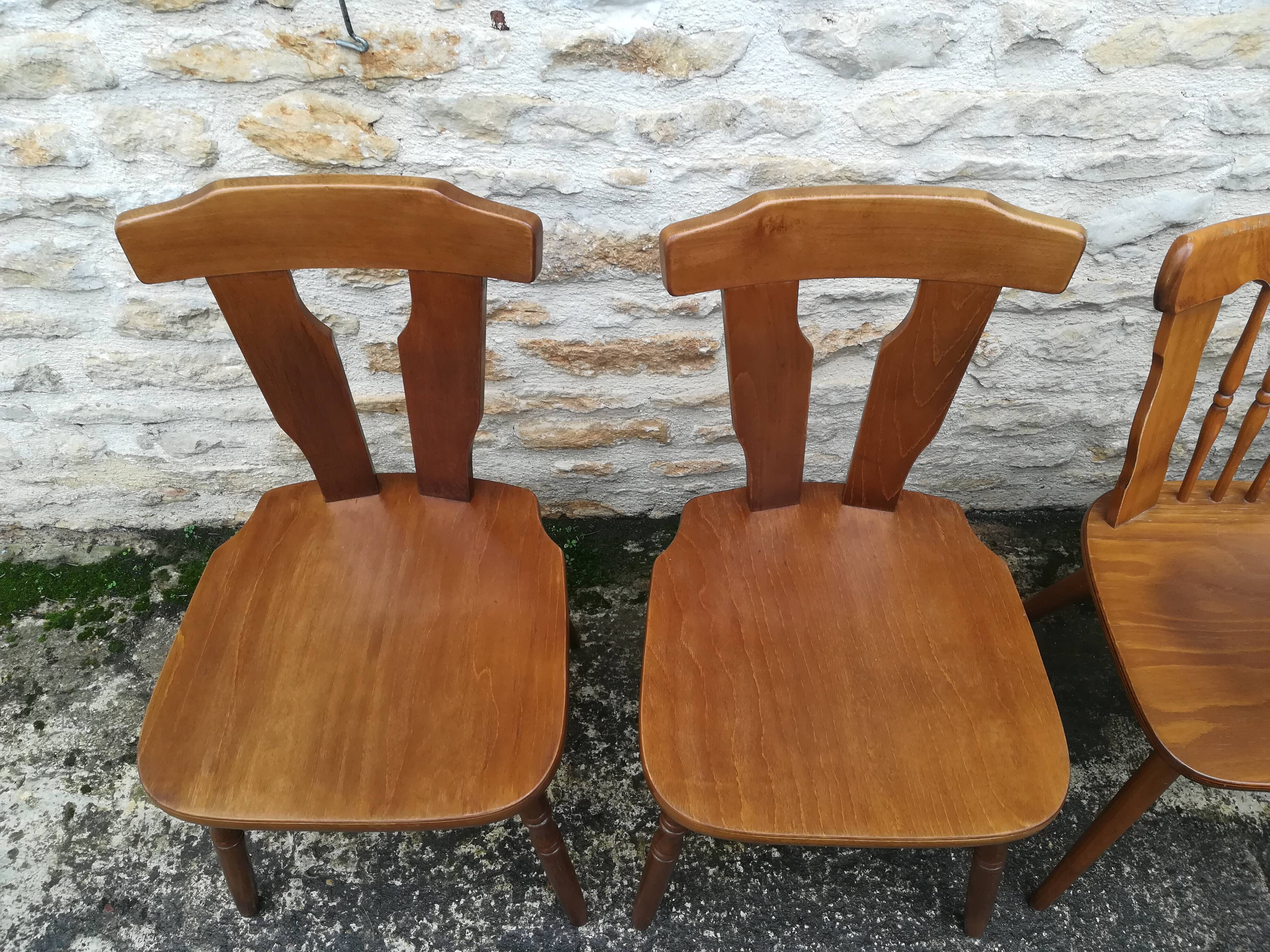 Chaises de bistrot dépareillées