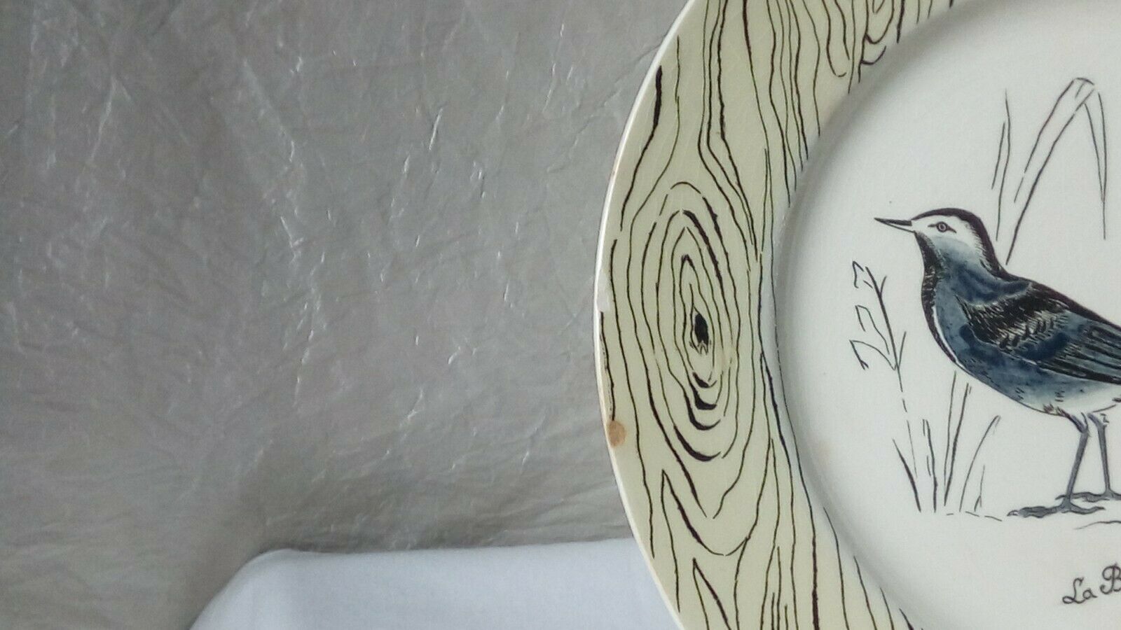 Flat plate in faience of gien the wagtail old signature