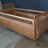 Lit bébé corbeille vintage bois et rotin restauré