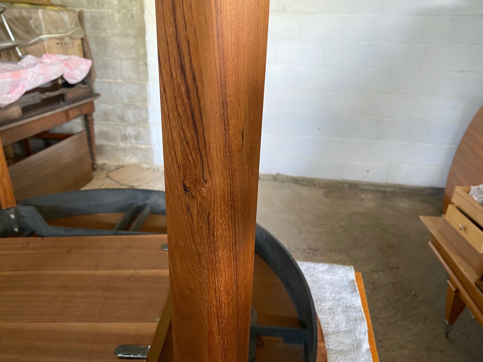 Scandinavian extendable table in teak