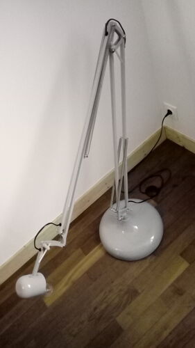 Lampe sur pied articulée style industrielle couleur gris clair interrupteur au pied ampoule ergot