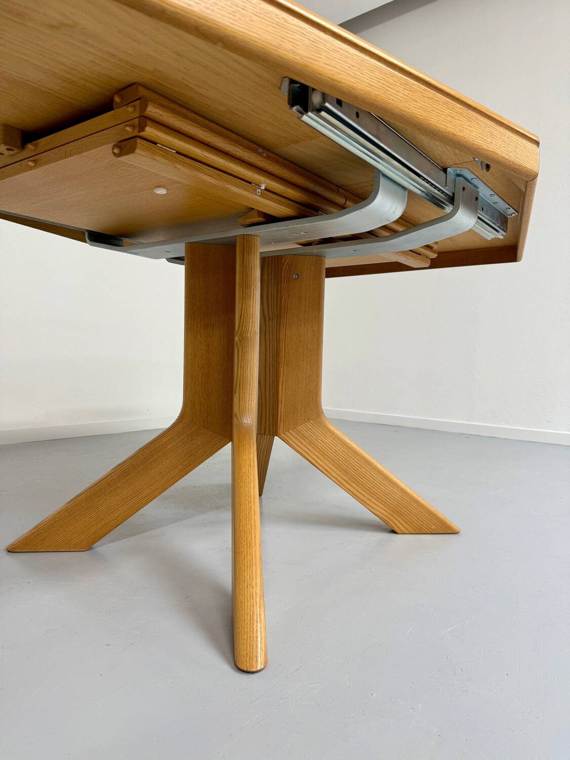 Ancienne table en bois massif octogonal a rallonge design Girsberger