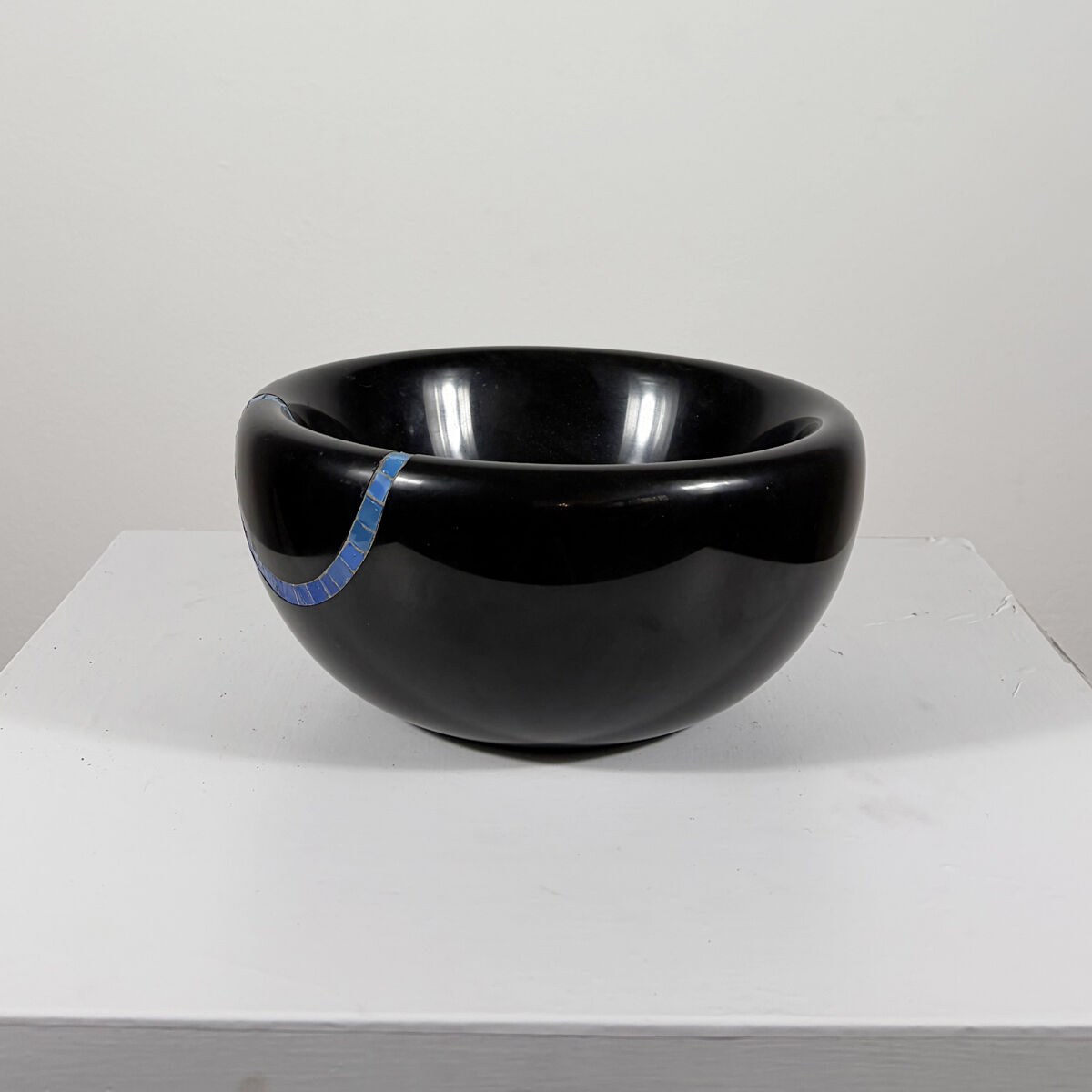 Vase en marbre noir belge avec incrustation de pierre turquoise