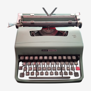 Typewriter Olivetti Lattera 32, green, vintage 1965