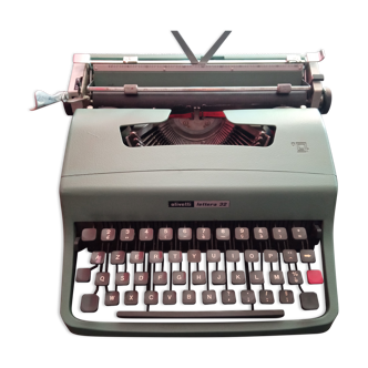 Typewriter Olivetti Lattera 32, green, vintage 1965