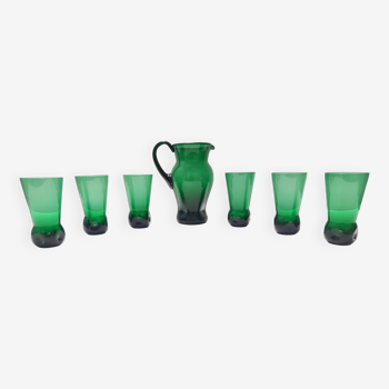 Ensemble vintage de six verres à boire en verre soufflé à la main vert et un pichet, Empoli