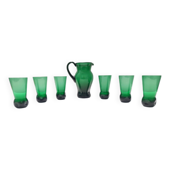 Ensemble vintage de six verres à boire en verre soufflé à la main vert et un pichet, Empoli