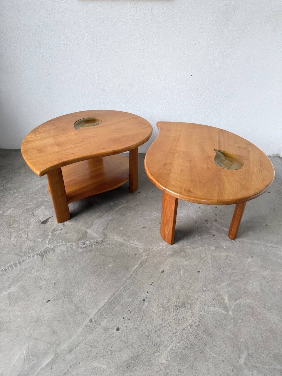 Tables basses en orme formant une goutte