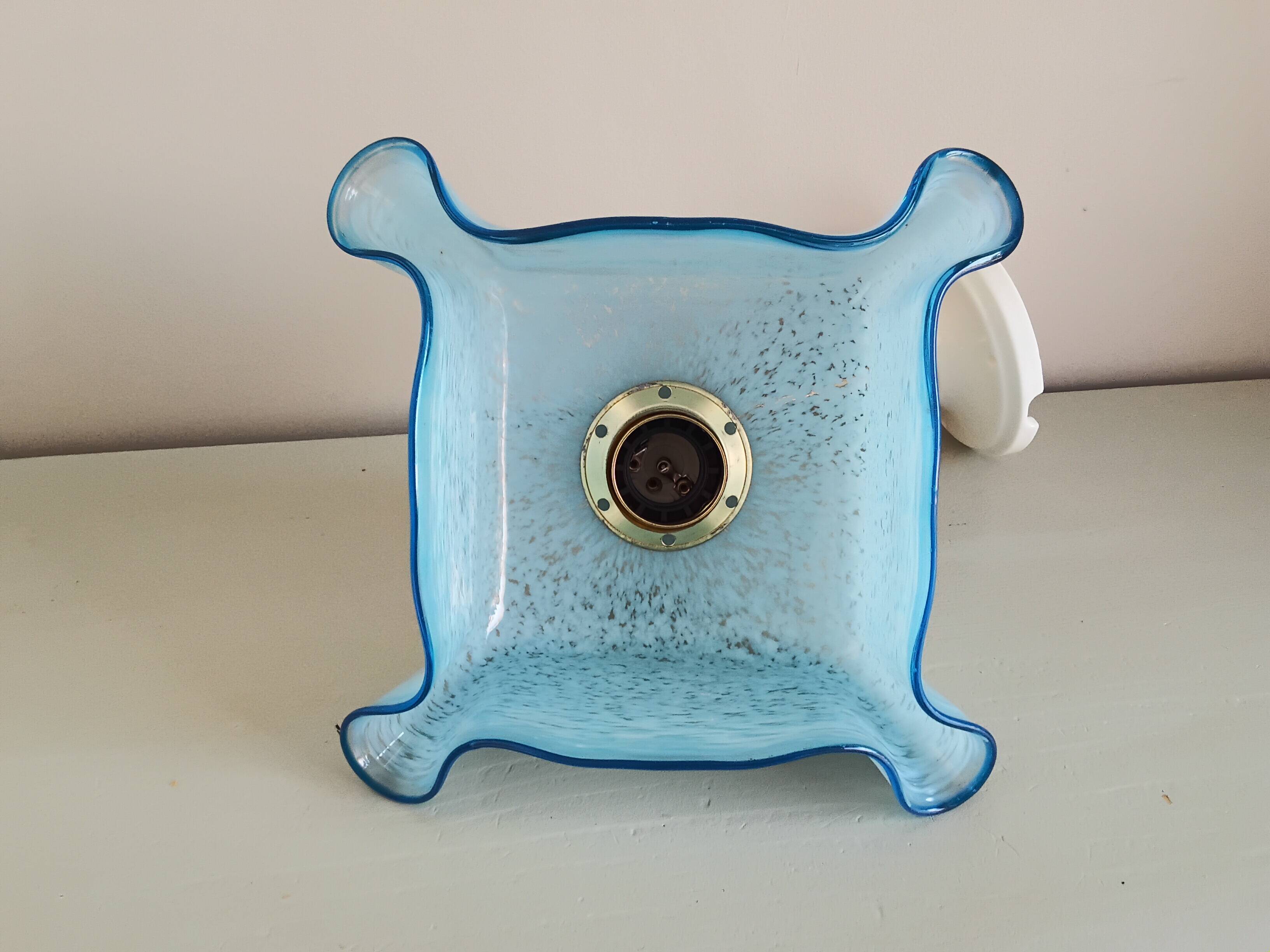 Applique murale Vintage opaline drapée verre de Clichy bleue mouchetée.